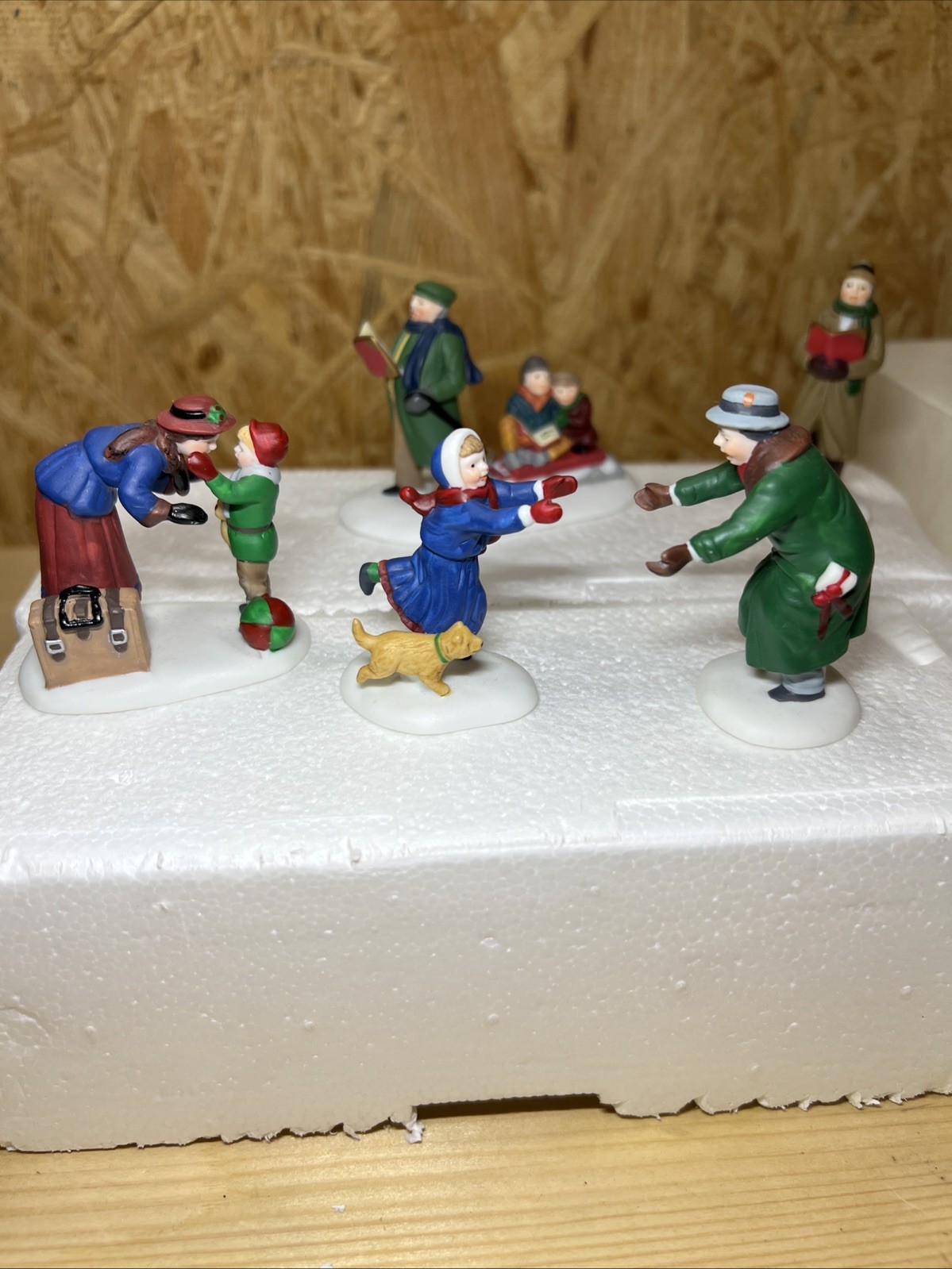 Department 56 Heritage Christmas In The City Welcome Home #5533-6 & Caroling