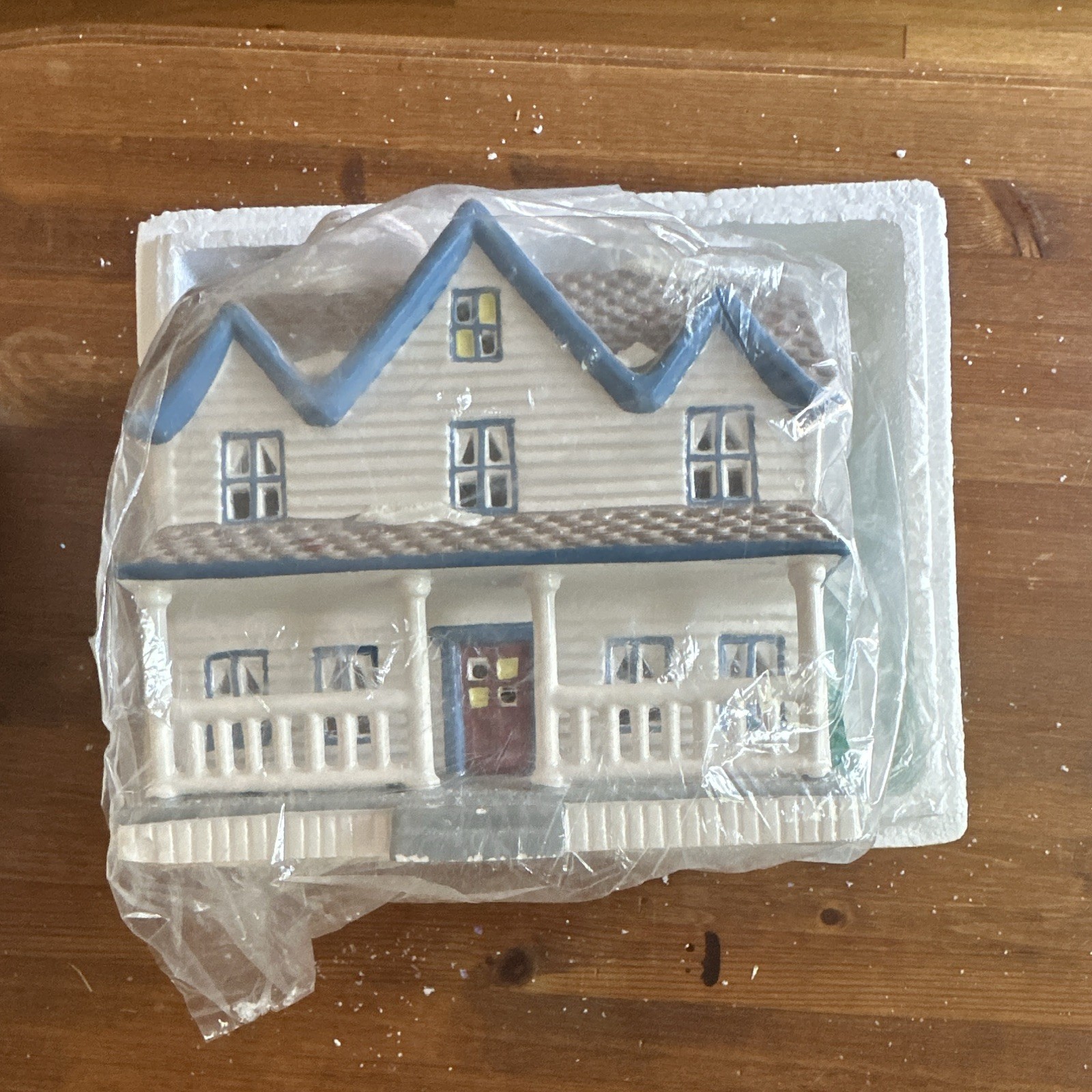 Hand Painted Ceramic/Porcelain Santa Christmas Village House 10in Boxed 1999