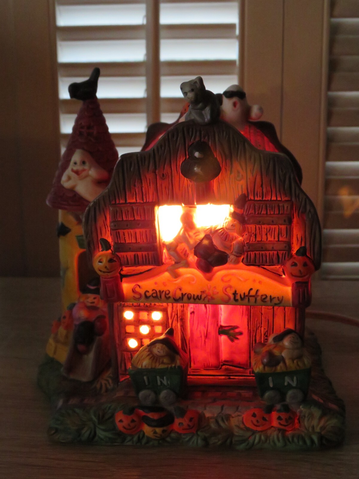 Retired Spooky Hollow SCARECROW STUFFERY Barn Halloween Lighted Village House