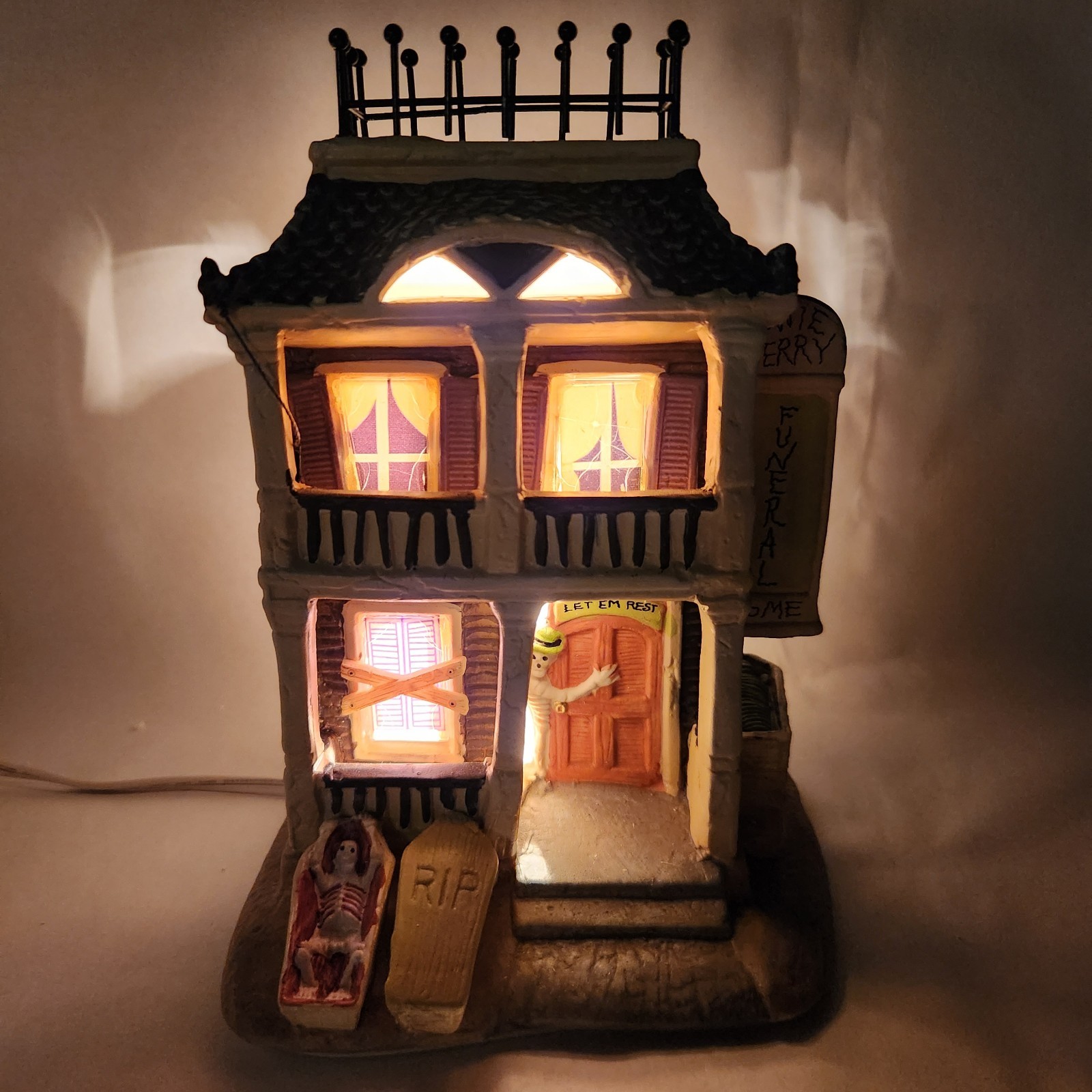 Holiday Inspirations Howie Berry Funeral Home Susan Winget 2013 W/Light *READ*