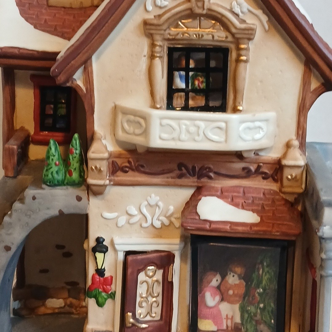 Vintage Holiday Time Village Collectibles P7155 Christmas Decor people in Window