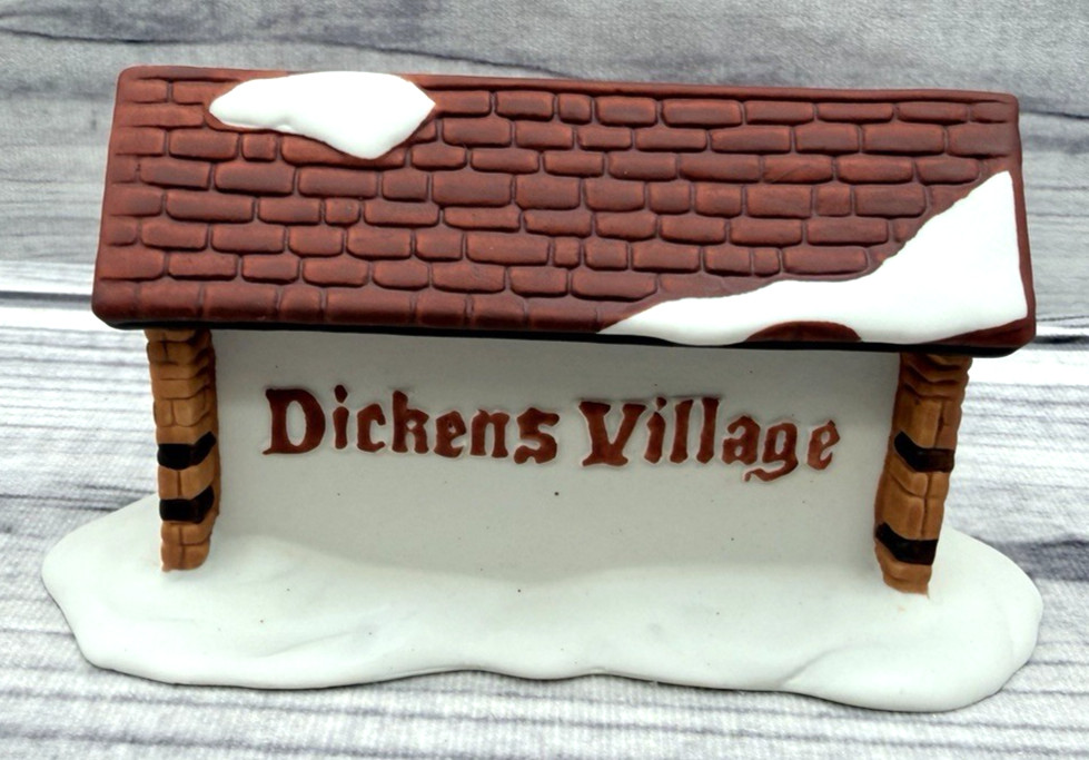 DEPT 56 THE HERITAGE VILLAGE COLLECTION DICKENS’ VILLAGE SIGN