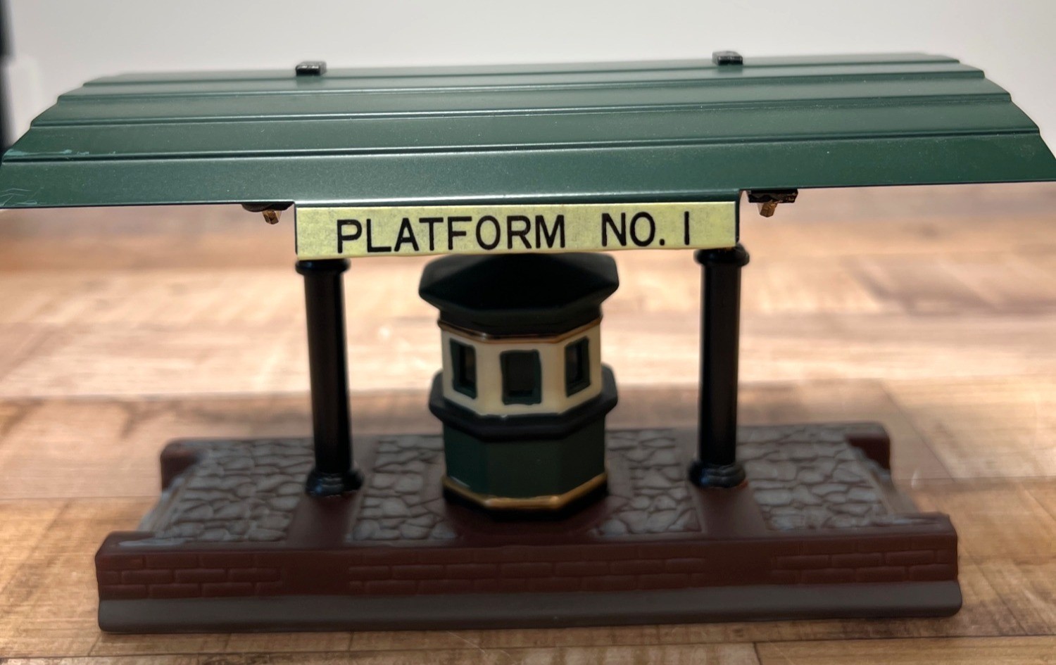 Dept 56 55751 Victoria Staton Train Platform Heritage Village