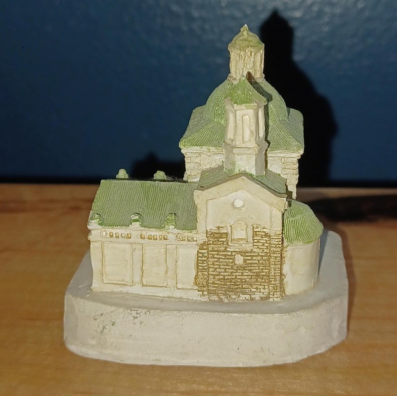 LOT OF 3 SMALL FIGURINES LIBERTY FALLS CHURCH OF ST ADALBERT LIGHTHOUSE 1221
