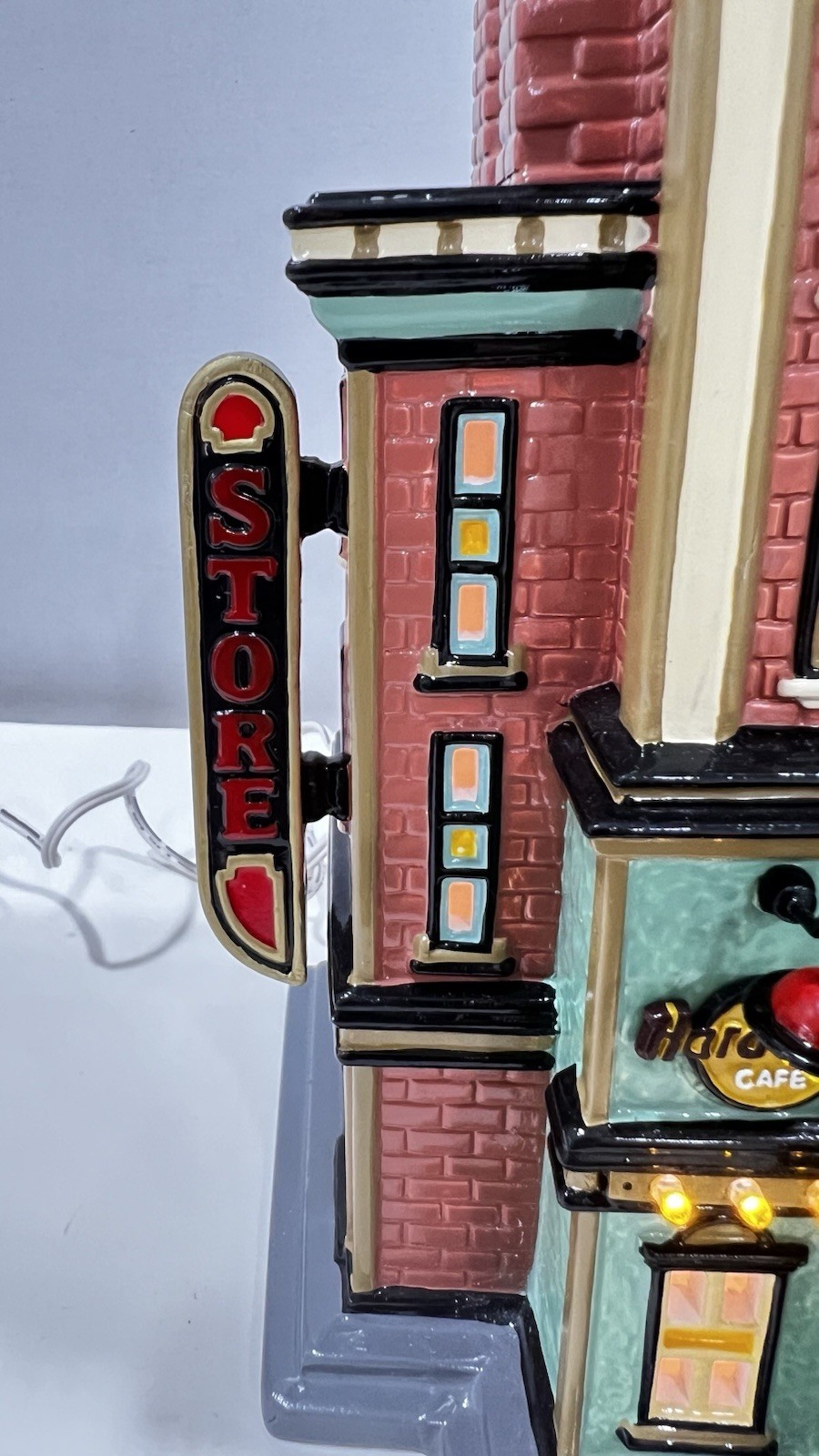 Dept. 56 Snow Village “Hard Rock Cafe”55324 Retired 2003 With Pin NEW !