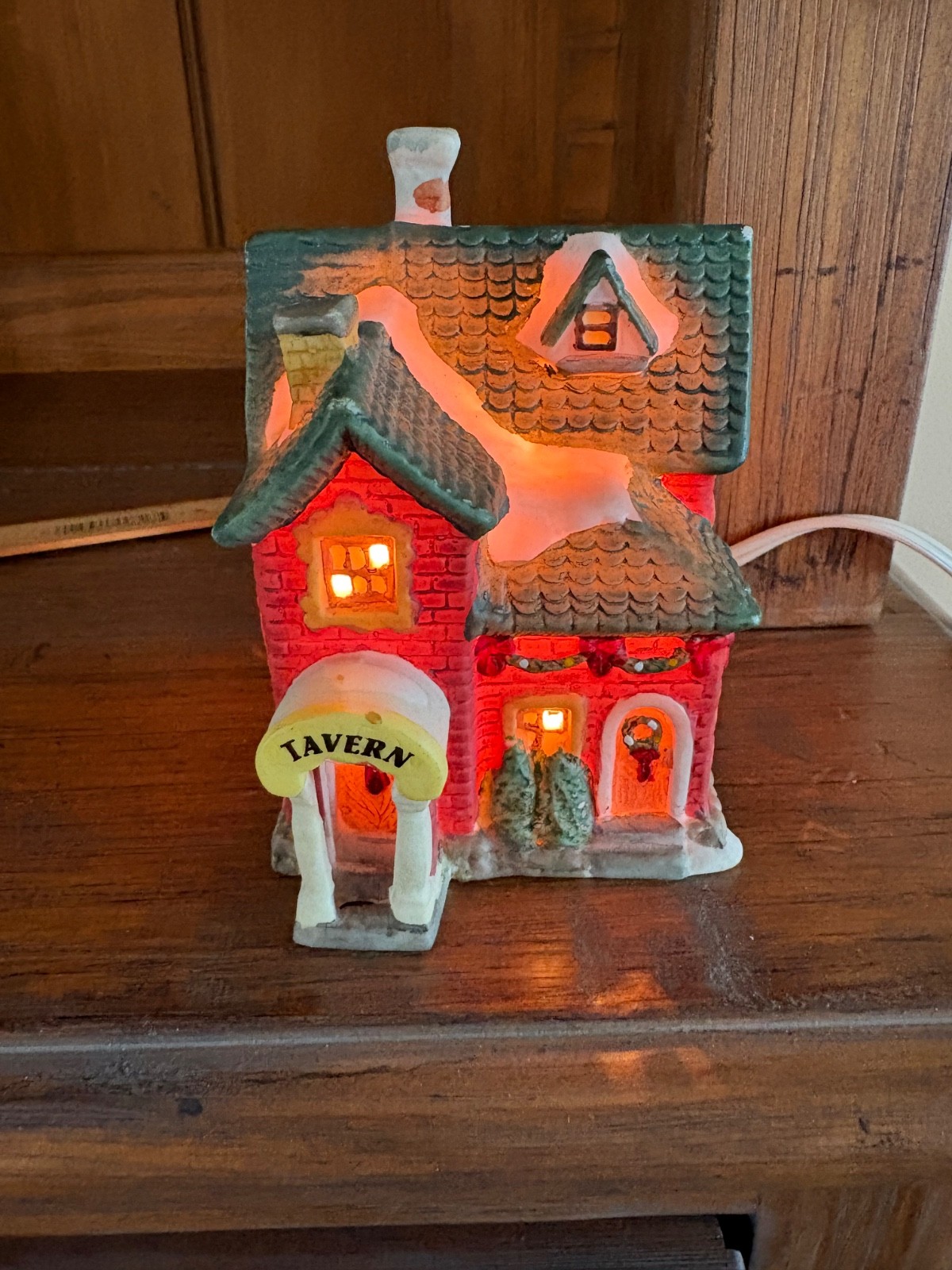 Vintage Holiday Expressions Ceramic Christmas Village 1992 Tavern Lighted Works