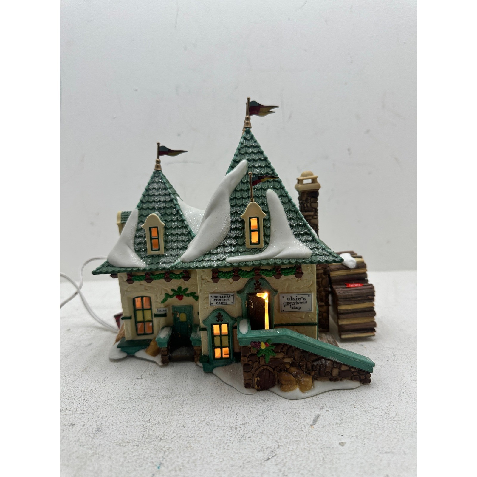 Dept 56 North Pole Series Elsie’s Gingerbread Shop 56730 Christmas Village 1998