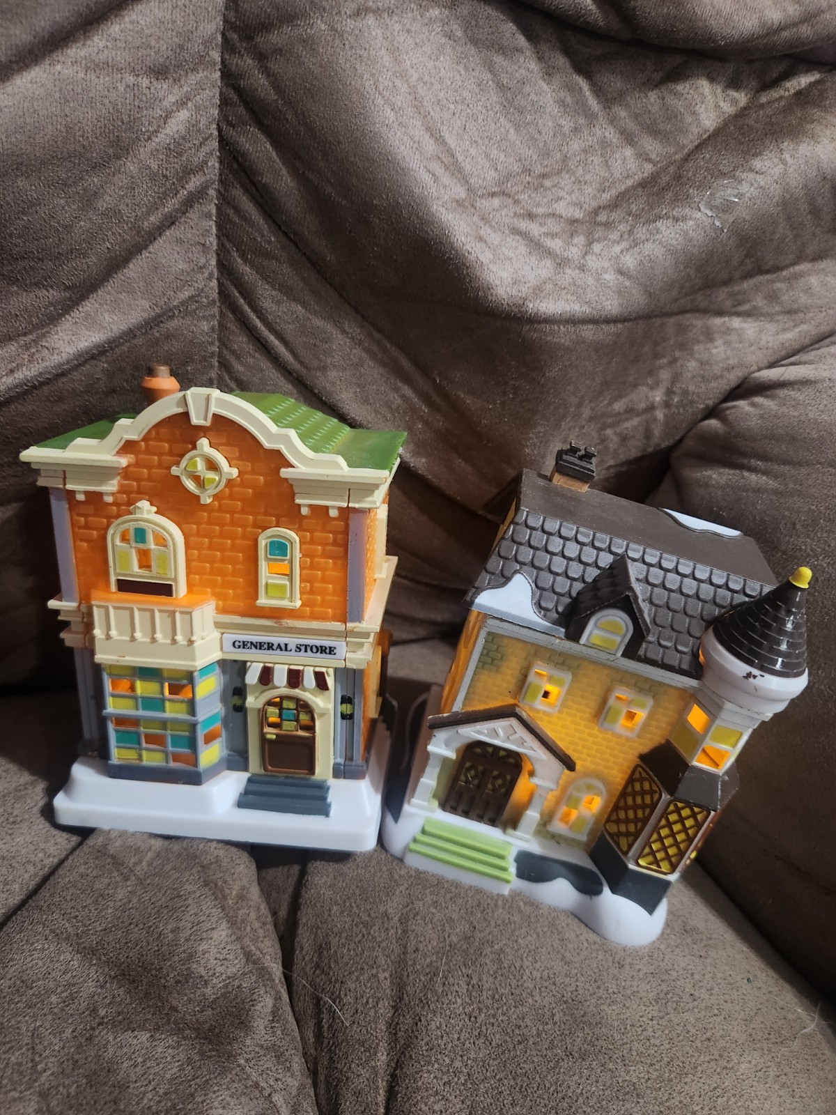 Cobblestone Corners Christmas Villaget General Store & Victorian House Miniature