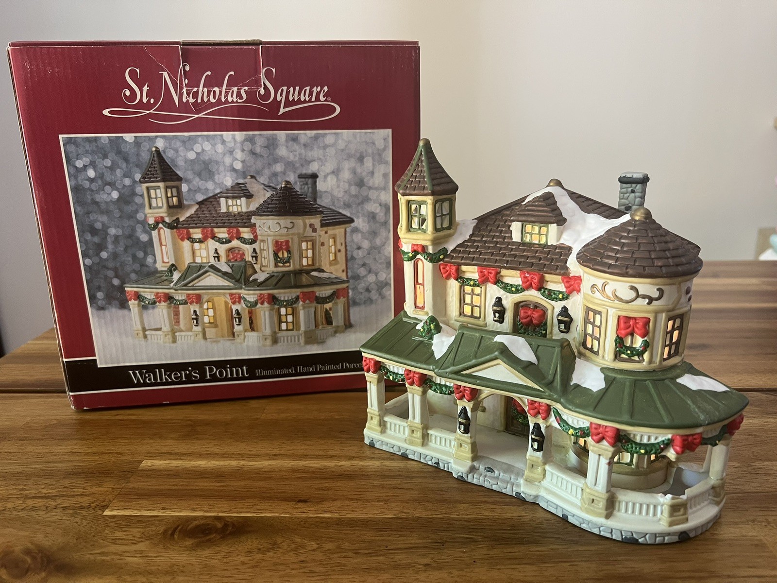 1997 St. Nicholas Square Christmas Village Illuminated, Walker’s Point *SEE DESC