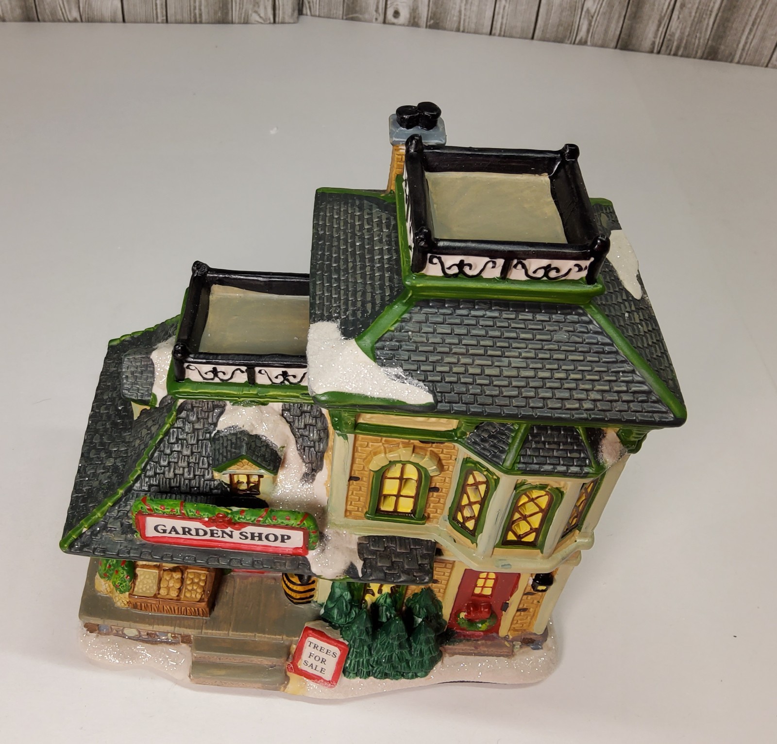 HOLIDAY INSPIRATIONS “GARDEN SHOP” LIGHT UP PORCELAIN CHRISTMAS HOUSE W/BOX