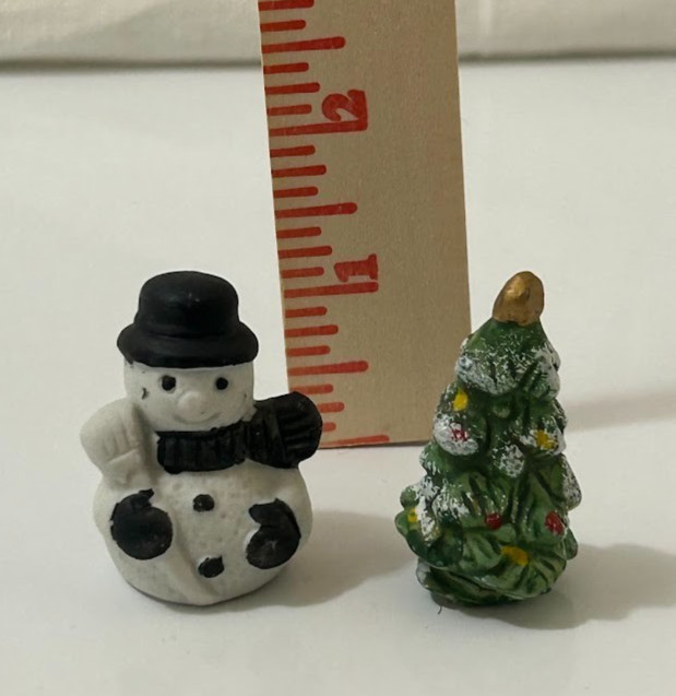 Miniature Ceramic Christmas Village Accessories Snowman & Tree 1:48 Scale