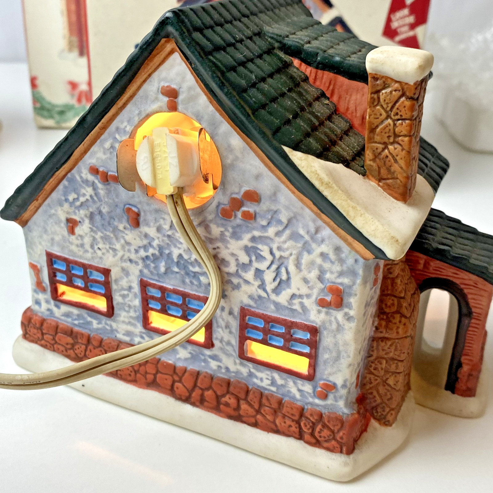 Dollar General Village Store Ceramic Holiday Style Christmas Lighted Retro VTG 2