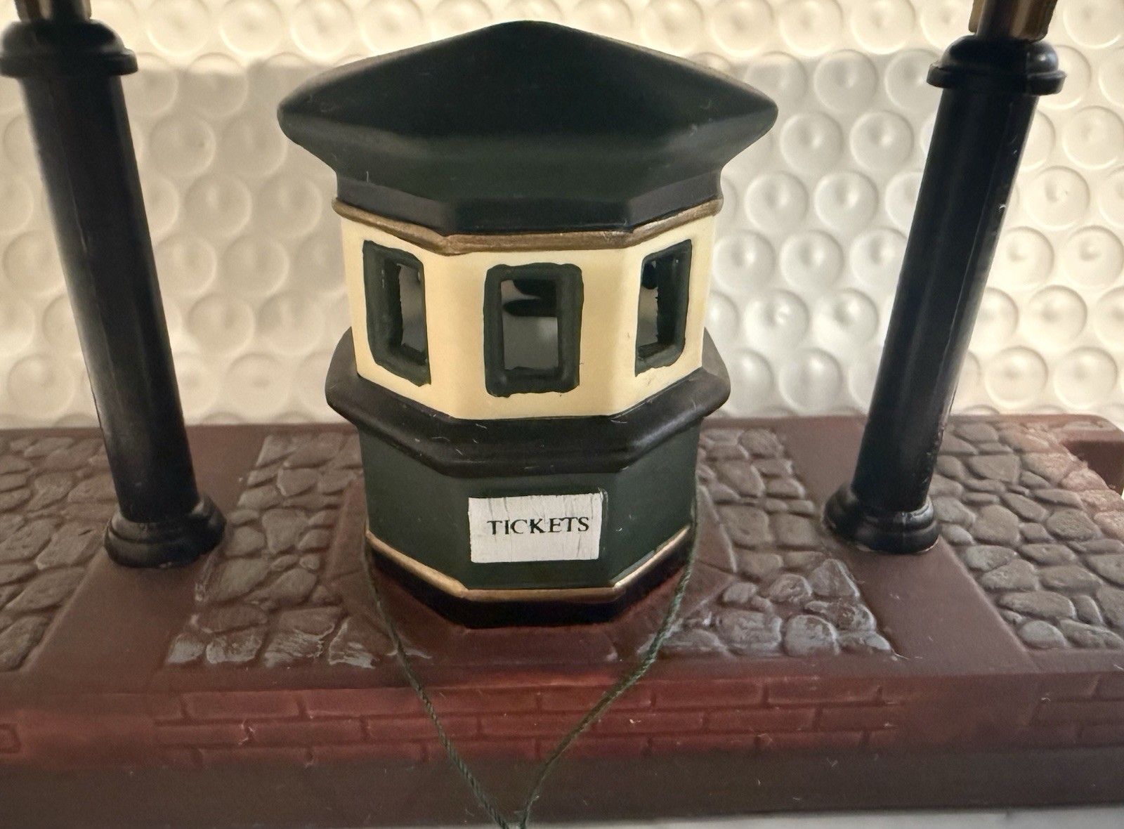 Vintage Dept 56 “Victoria Station Train Platform No. 1 / 2. Heritage Collection