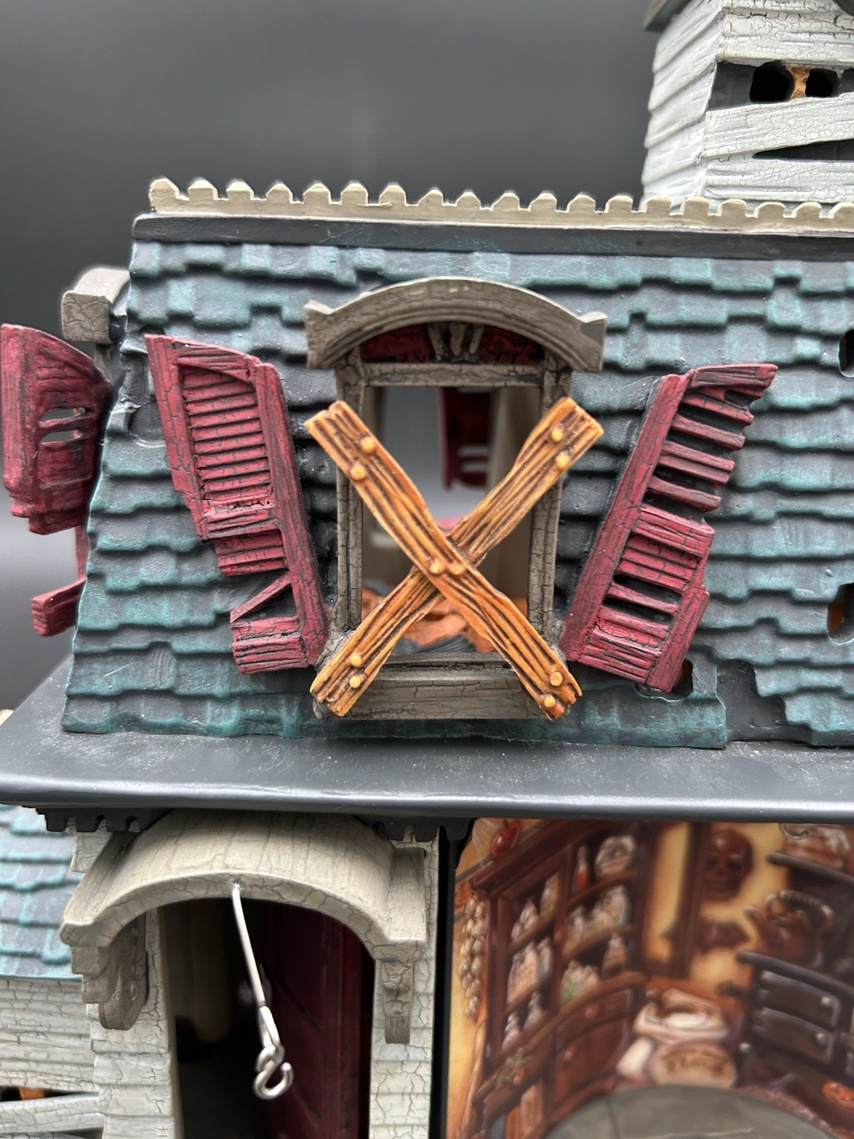 Hallmark Mansion on Ravenwood Lane Haunted House 2004 w Box & Lights Read As Is