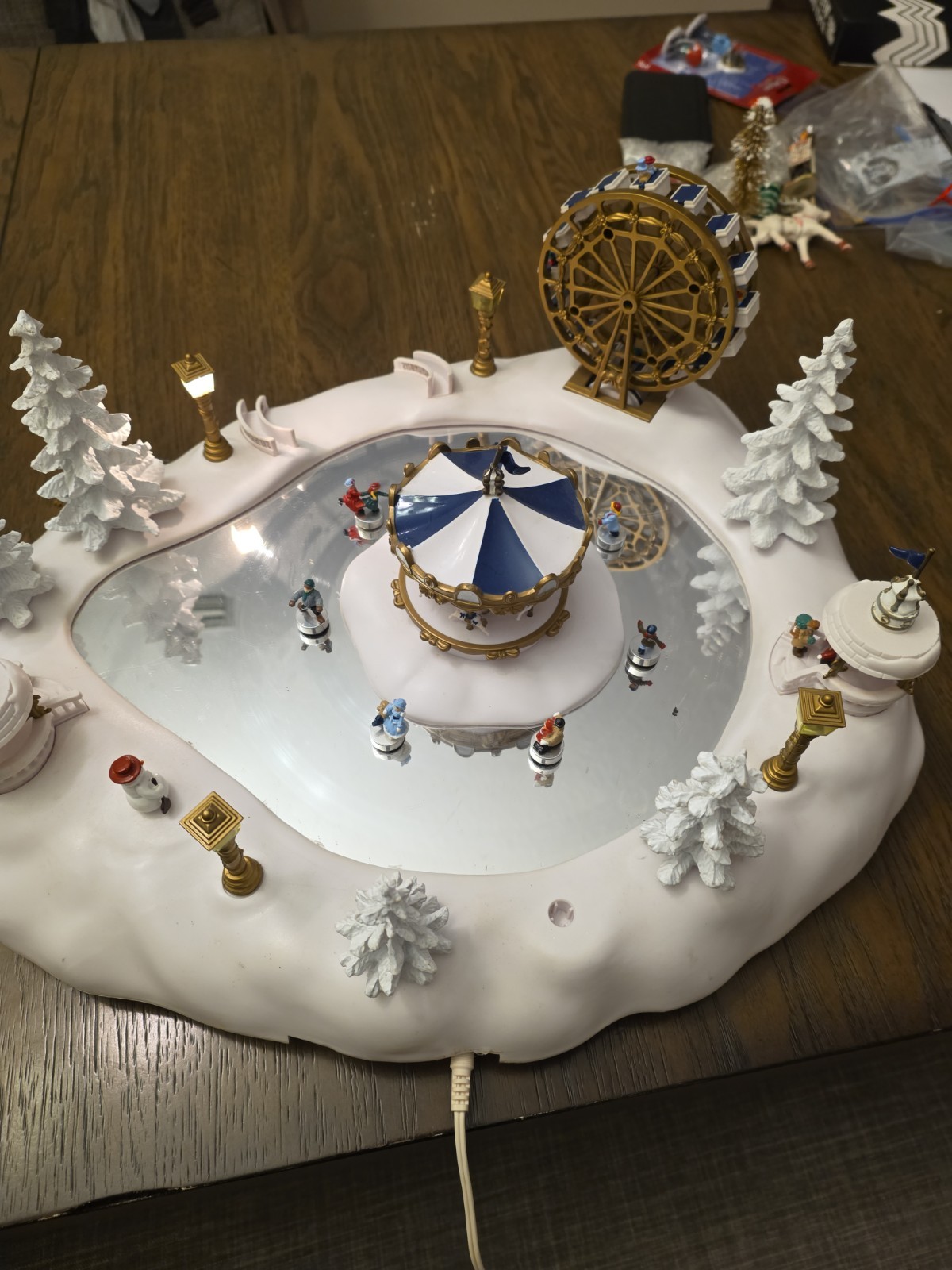Trendmasters 1997 Christmas Magic Winter Wonderland Musical Ice Skating Carnival
