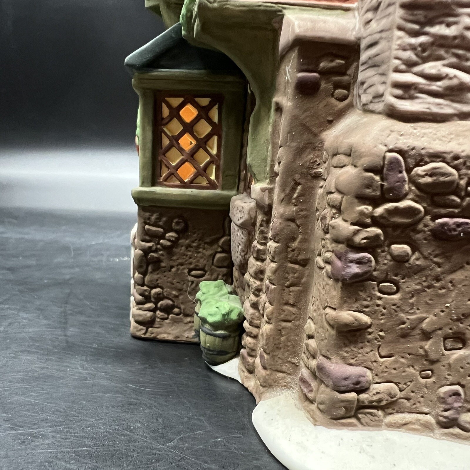 Dept 56 Heritage Village Collection The Pied Bull Inn w/ Box Light & Literature