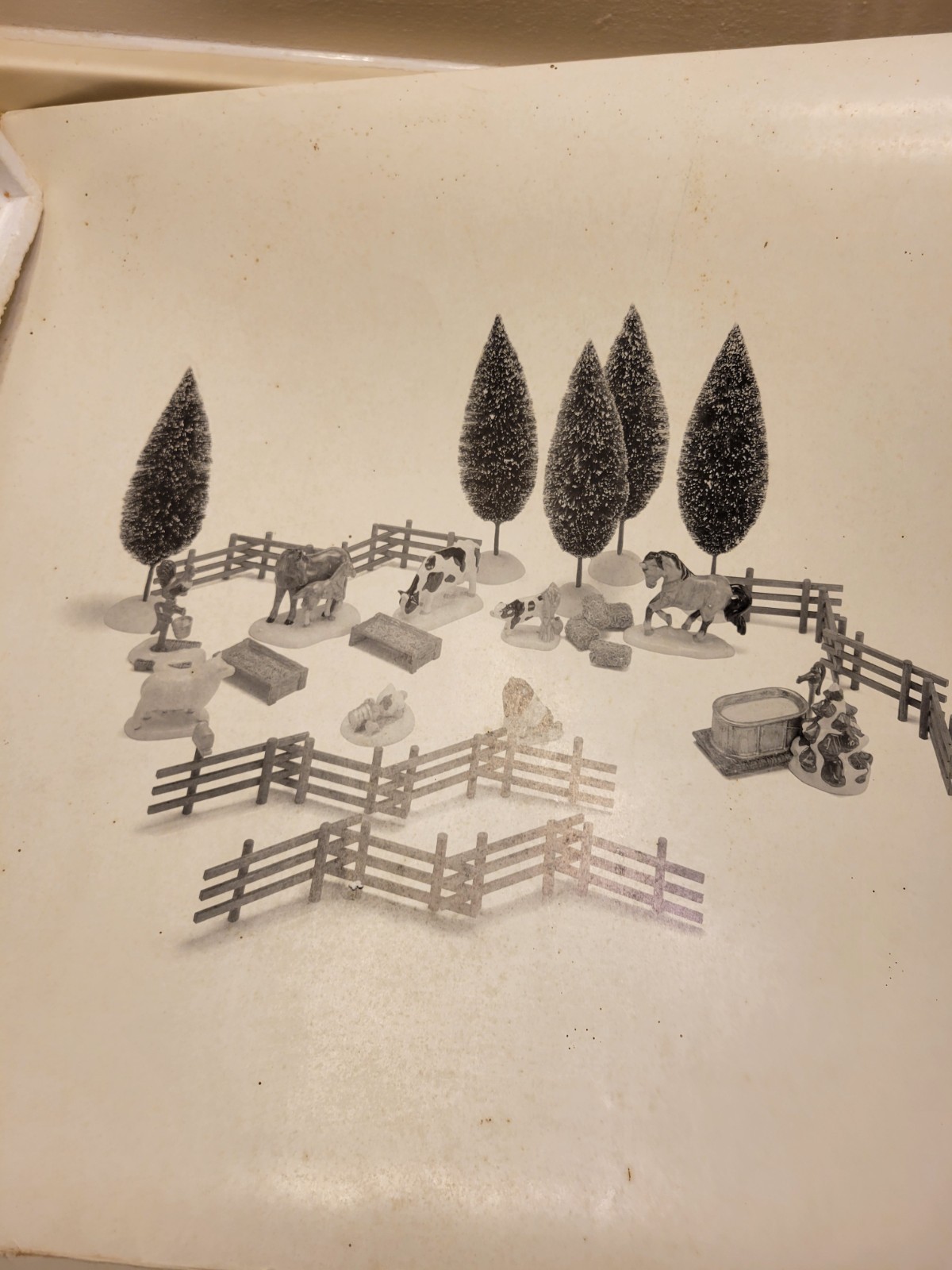 DEPARTMENT 56 SNOW VILLAGE “FARM ACCESSORY SET ” / COMPLETE 35 PC SET / #54931