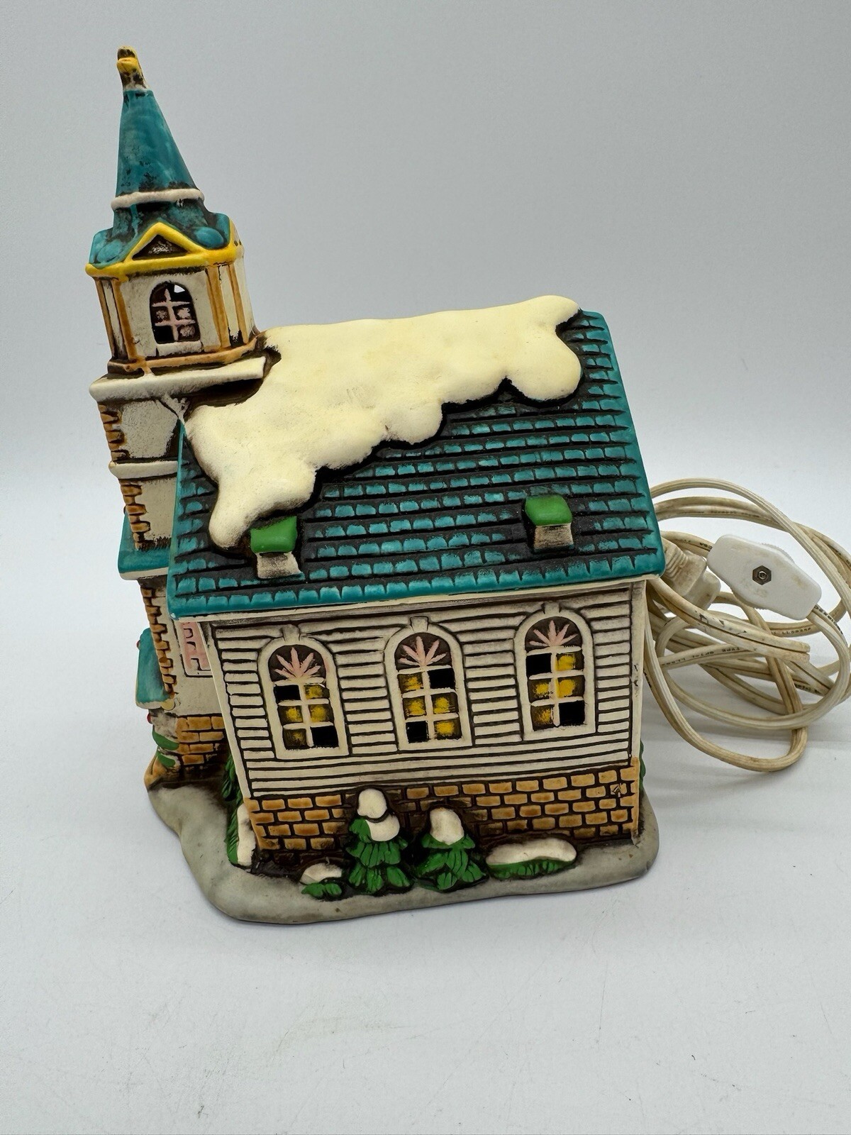 Vintage 1986 Lefton Handpainted Colonial Village Church Light Up Ceramic Taiwan