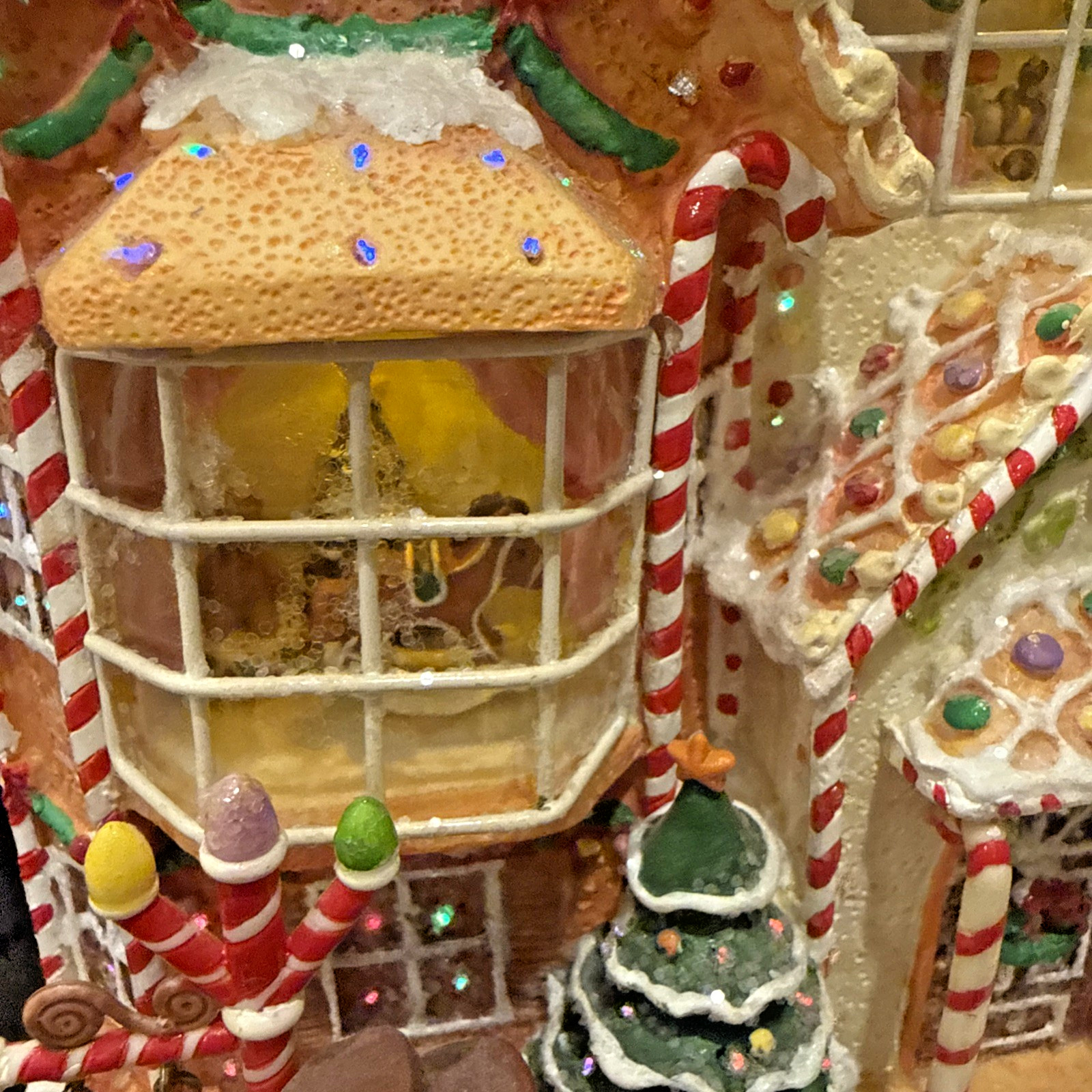 2005 Holiday Collection 10” Fiber Optic Lighted Gingerbread House AA Battery