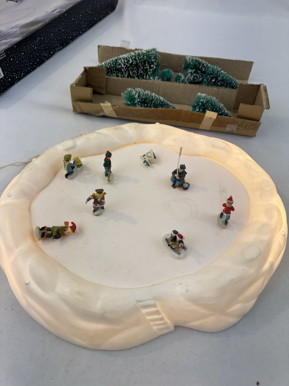 Victorian Village Collectibles Winter On Ice Lighted Pond W/ Figures Needs TLC