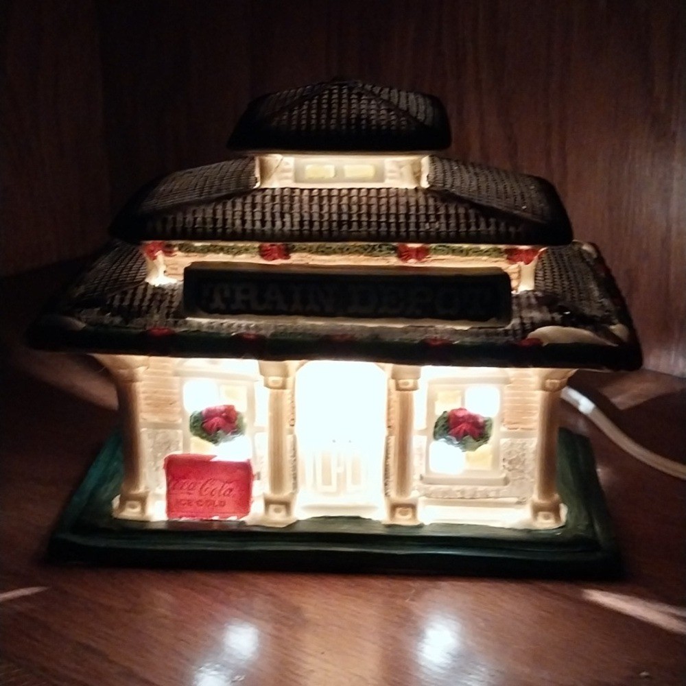 Coca-Cola American Classics Collection NIB 1995 Pemberton Village Train Depot