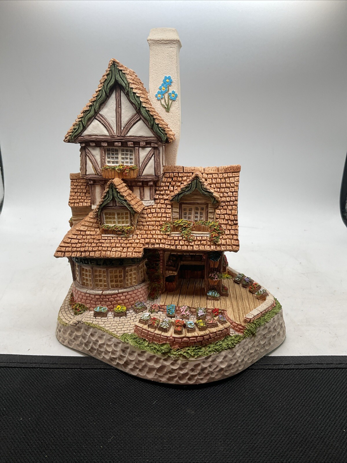 The Flower Shop – 1995 David Winter – Collector’s Piece #17 – Includes Box & COA