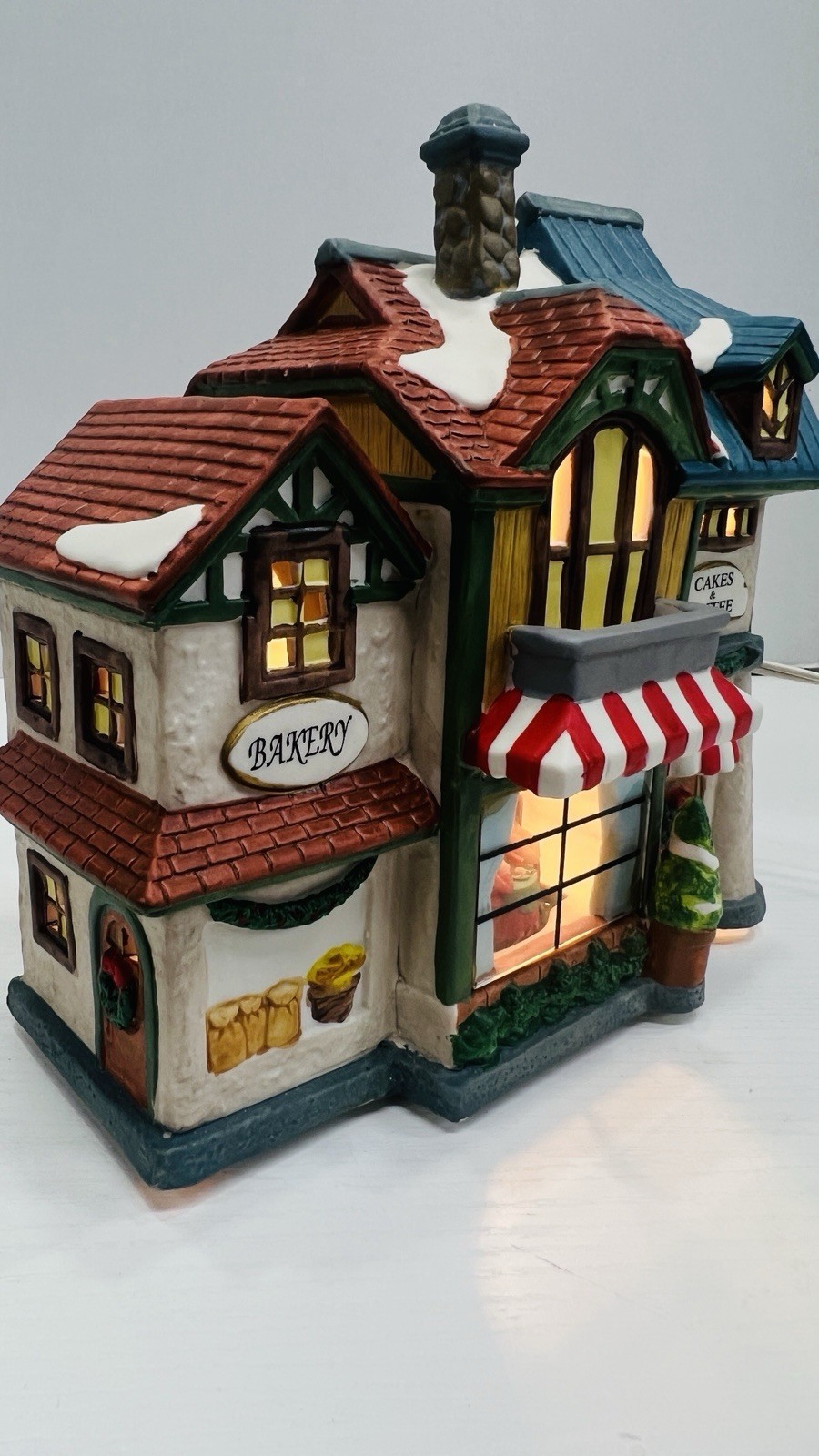 Christmas Delights “Bakery Cakes & Coffee” Porcelain Lighted House Excellent !