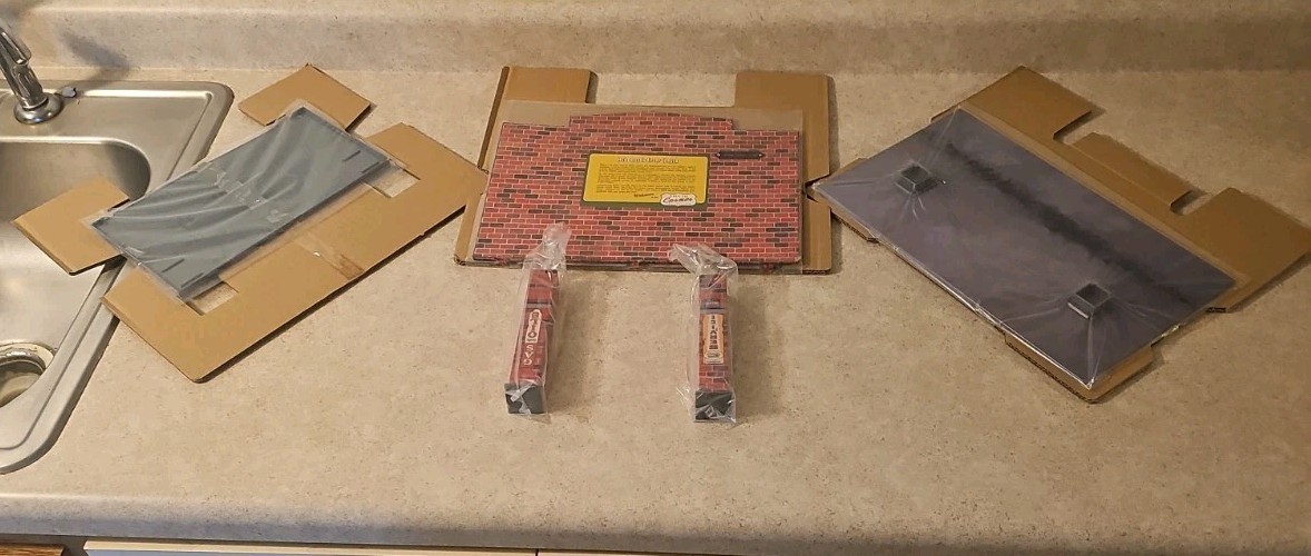 VTG 1997 HALLMARK – KIDDIE CAR Corner – tin KC’S GARAGE – NIB