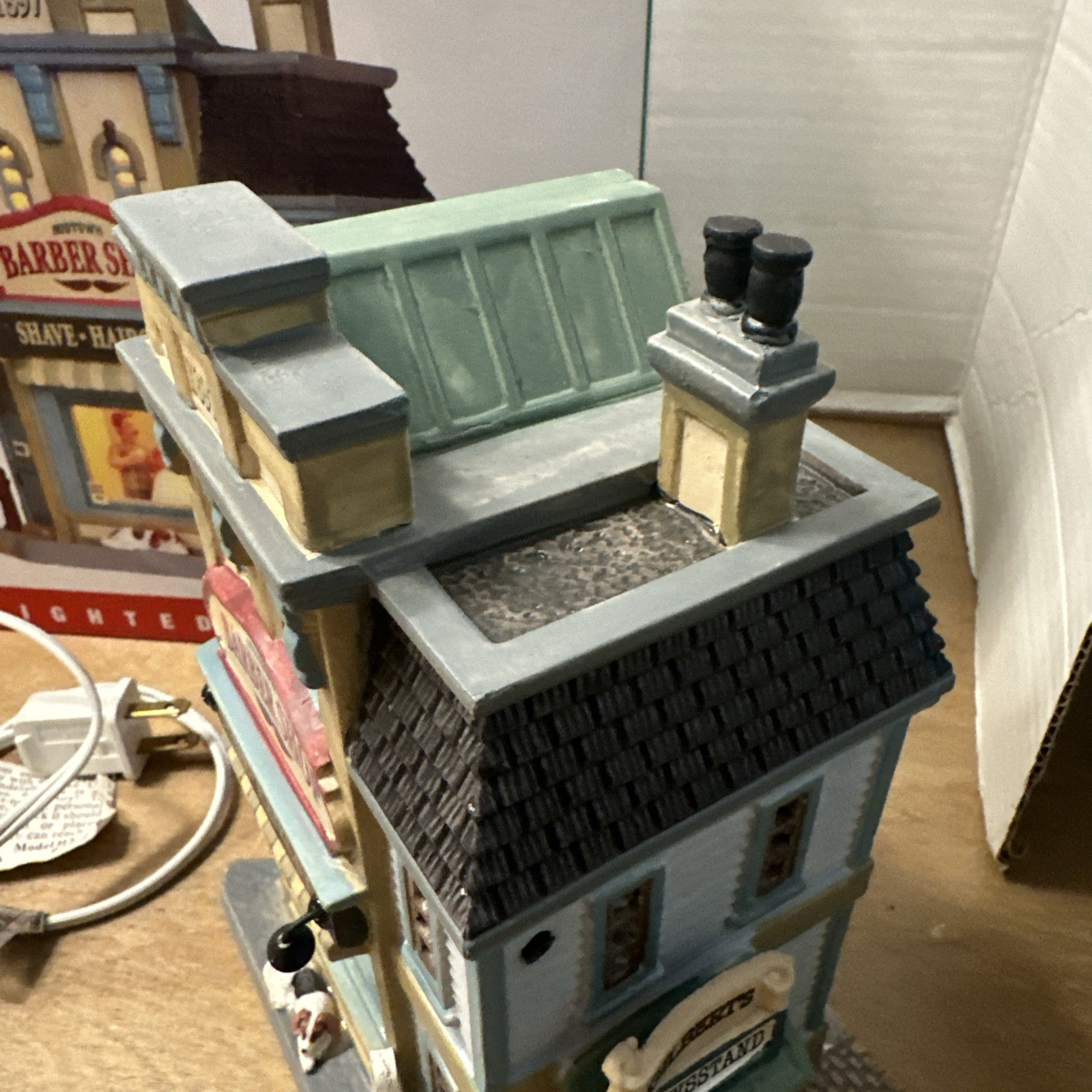 2005 Lemax Coventry Cove Carl’s Barber Shop Christmas Village Bldg 55271 READ