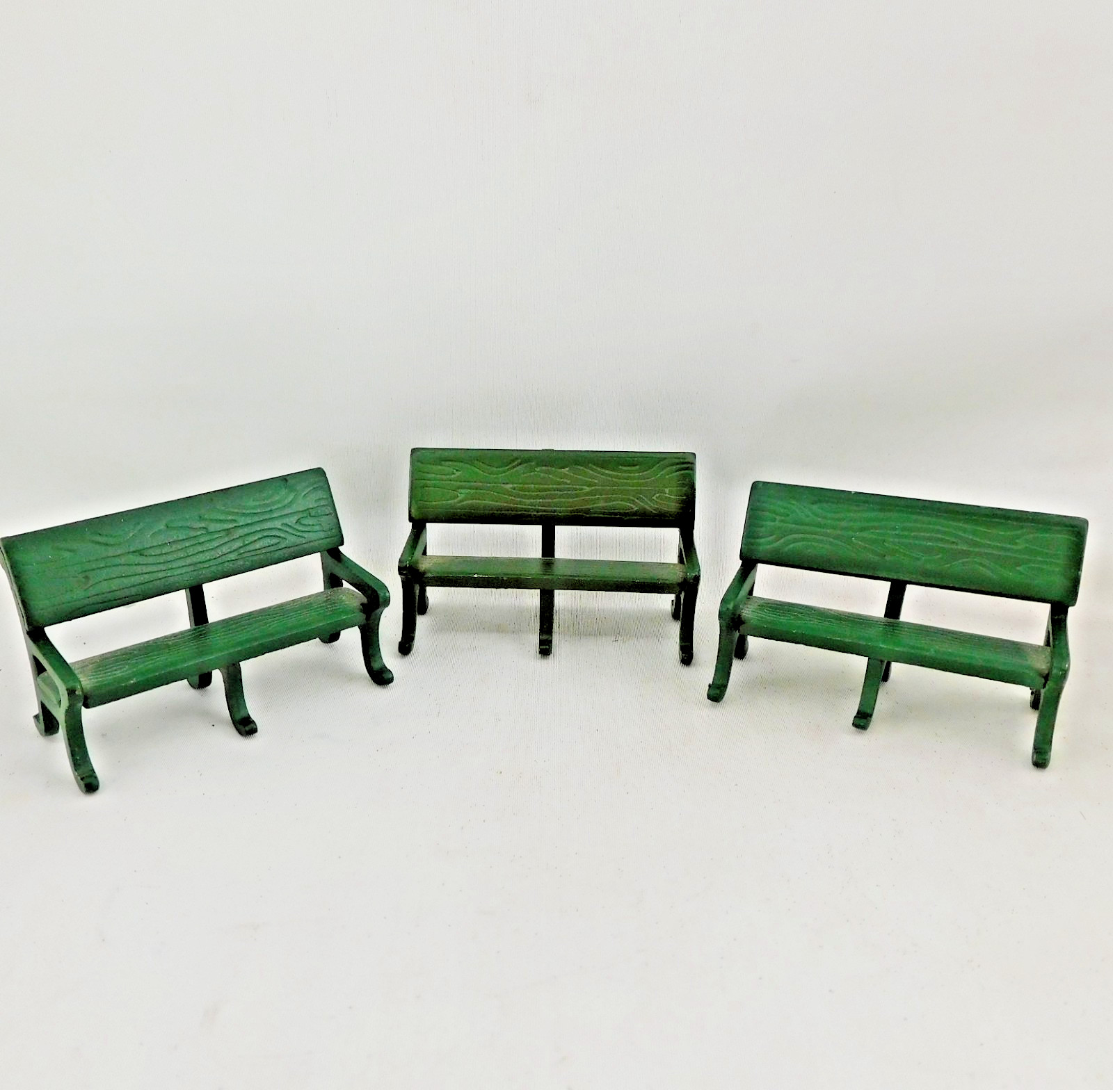 Dept 56 5 Pc Lot of 3 Green Metal Park Benches AND 2 Street Signs Vtg Taiwan ROC