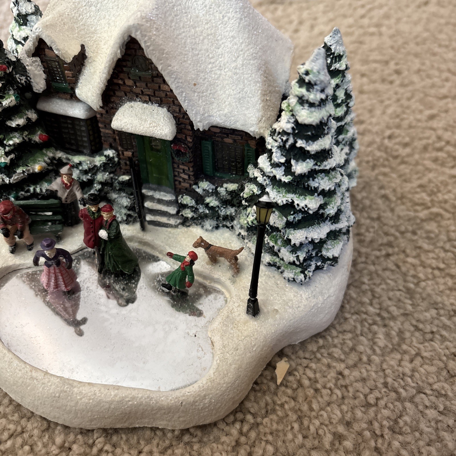 Lighted THOMAS KINKADE “Skater’s Pond ” Christmas Village 2004 TELEFLORA