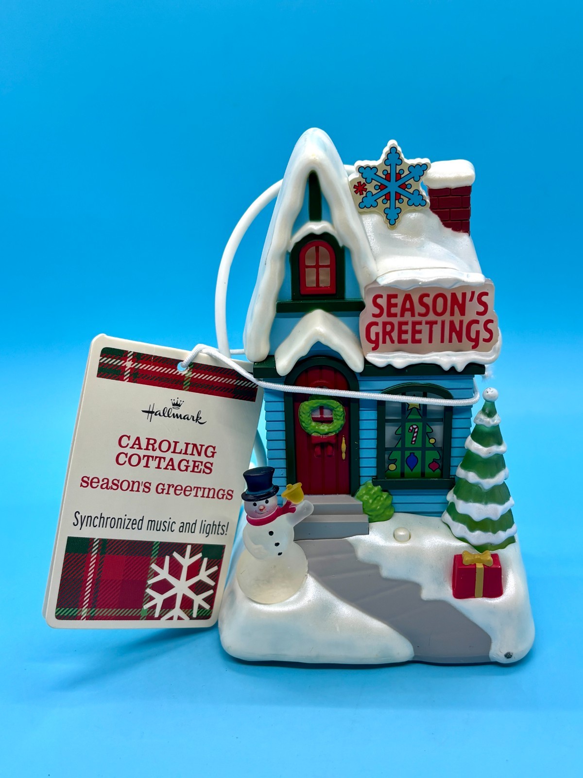 Hallmark Caroling Cottages Season’s Greetings – Lights & Music – NWT