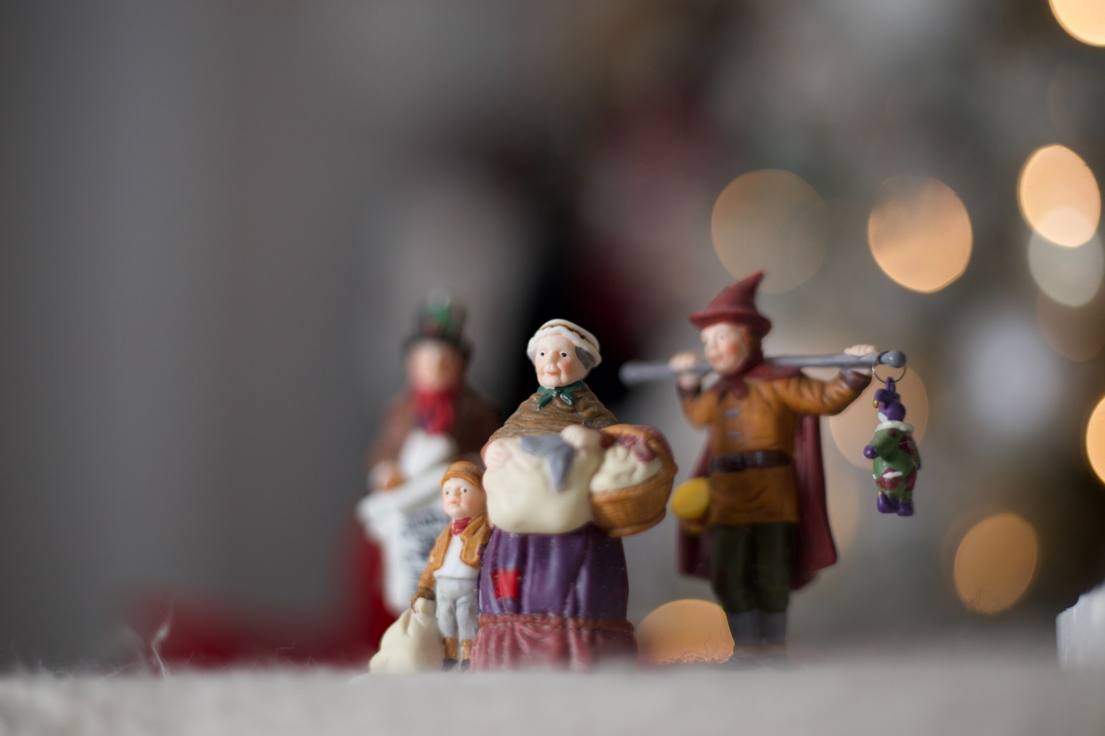 Dept 56 Dickens Village RETIRED Market Lot Bakers Bread Bird Seller (8)