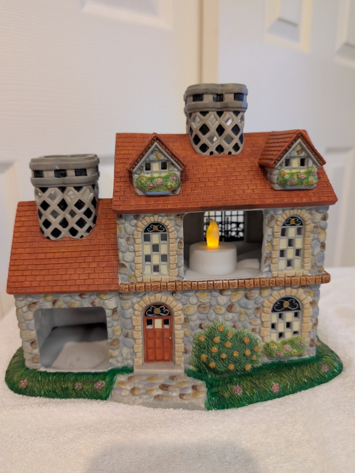 PartyLite-Olde-World-Village-The-Bristol-House-Exclusive – OPEN BOX