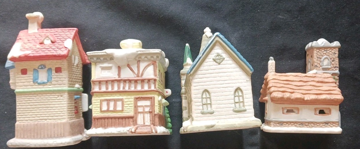 Holiday Expressions Dickens Collectables 4 Pcs. Porcelain Lighted House Set