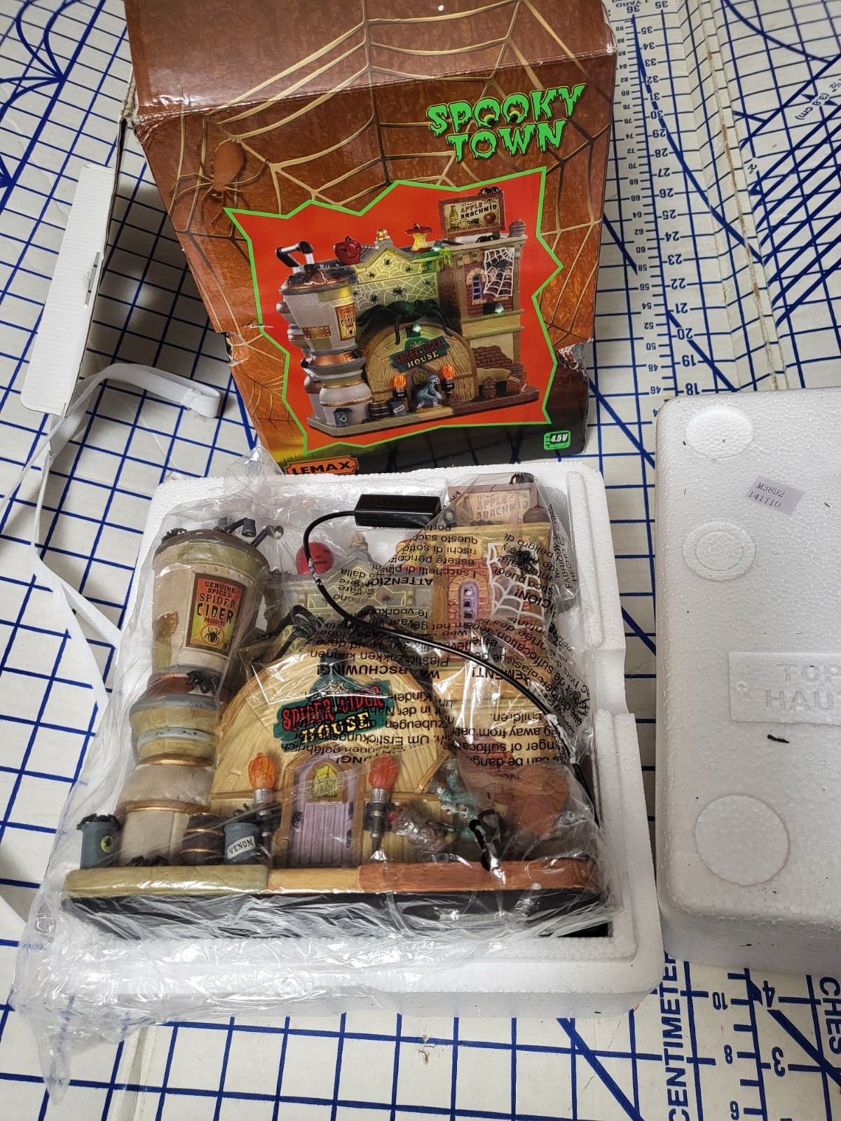 Lemax 2020 Spooky Town Spider Cider House Lighted Halloween Village 05606 (Read)