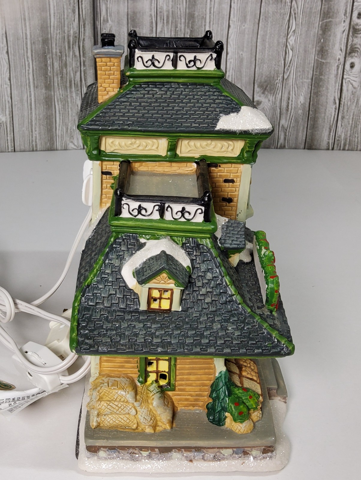 HOLIDAY INSPIRATIONS “GARDEN SHOP” LIGHT UP PORCELAIN CHRISTMAS HOUSE W/BOX