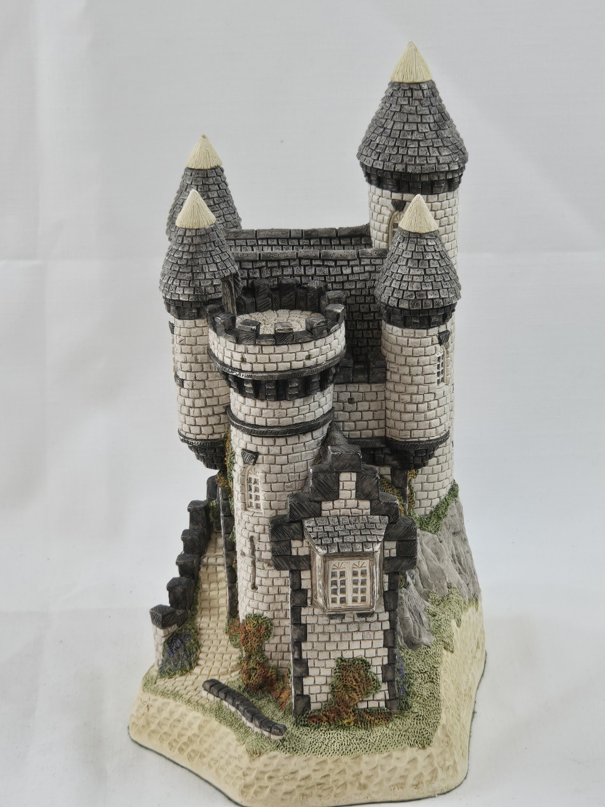 Vintage David Winter Cottage Macbeth’s Castle 1988