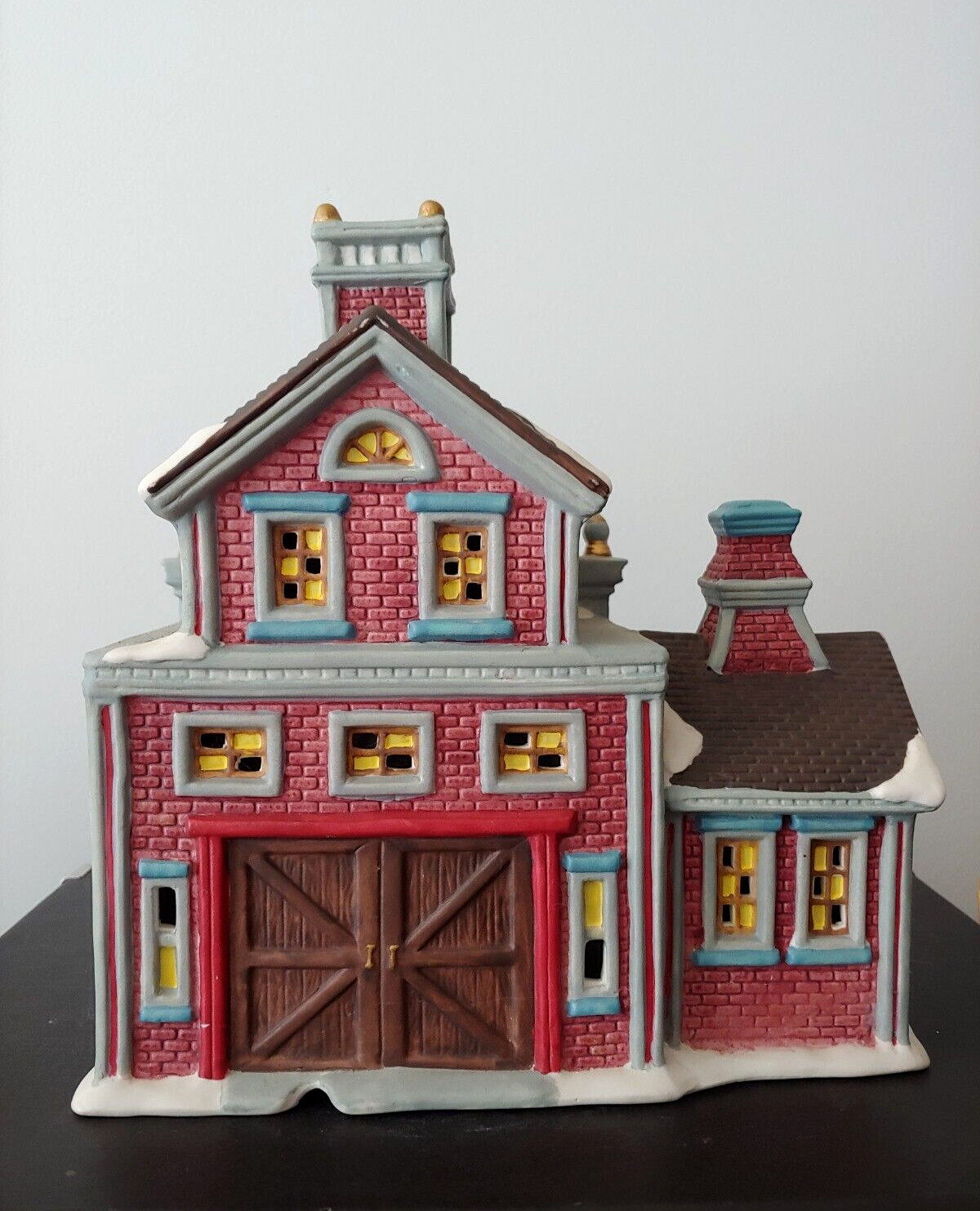 VICTORIAN FIRE STATION Longrich Ltd 1998 Christmas Village 9″ Porcelain House