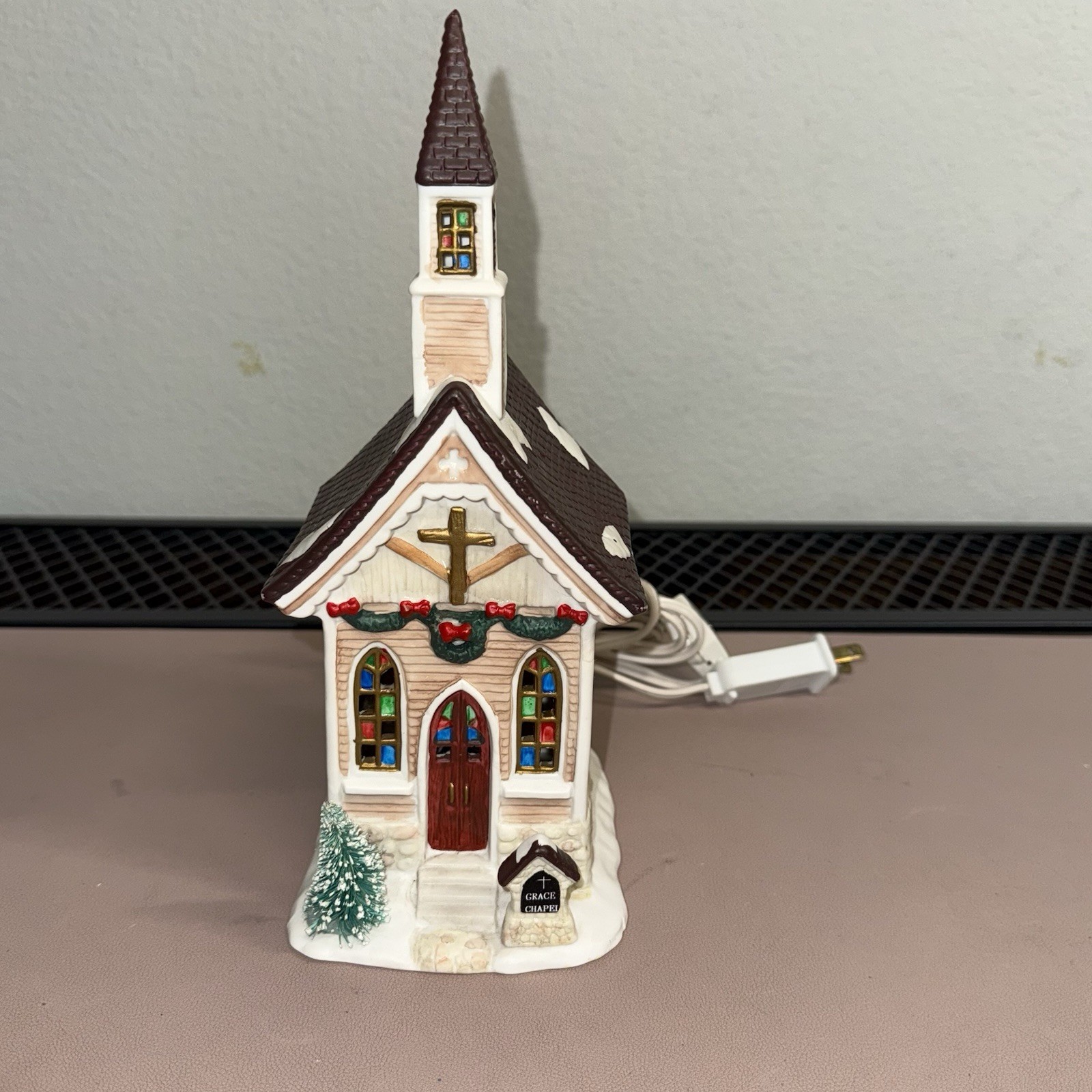 1993 Christmas Valley Seasonal Specialties Porcelain 9″ Grace Chapel Church