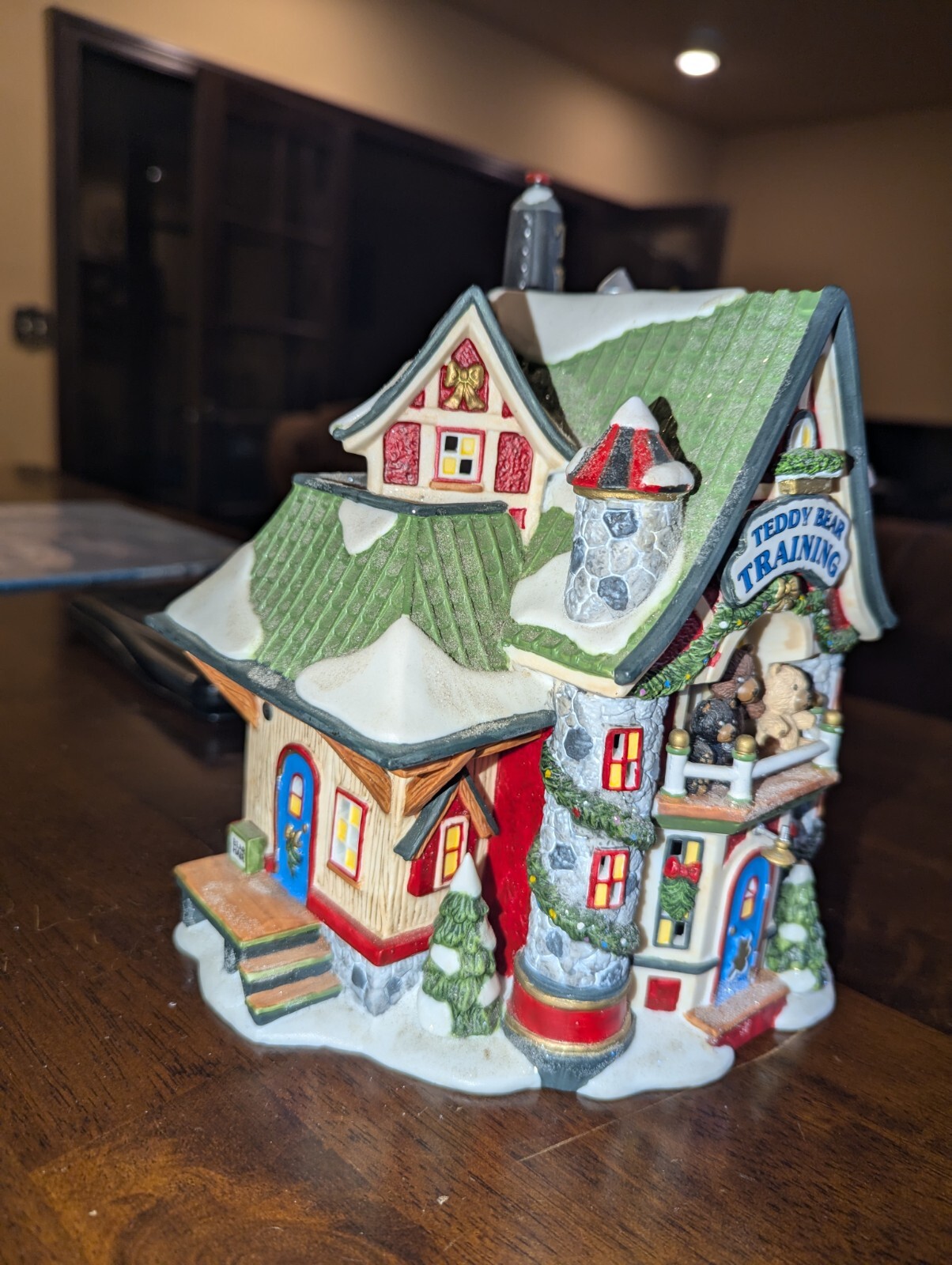 Dept. 56 North Pole 2004 Teddy Bear Training Center #56.56774 Factory, Preowned