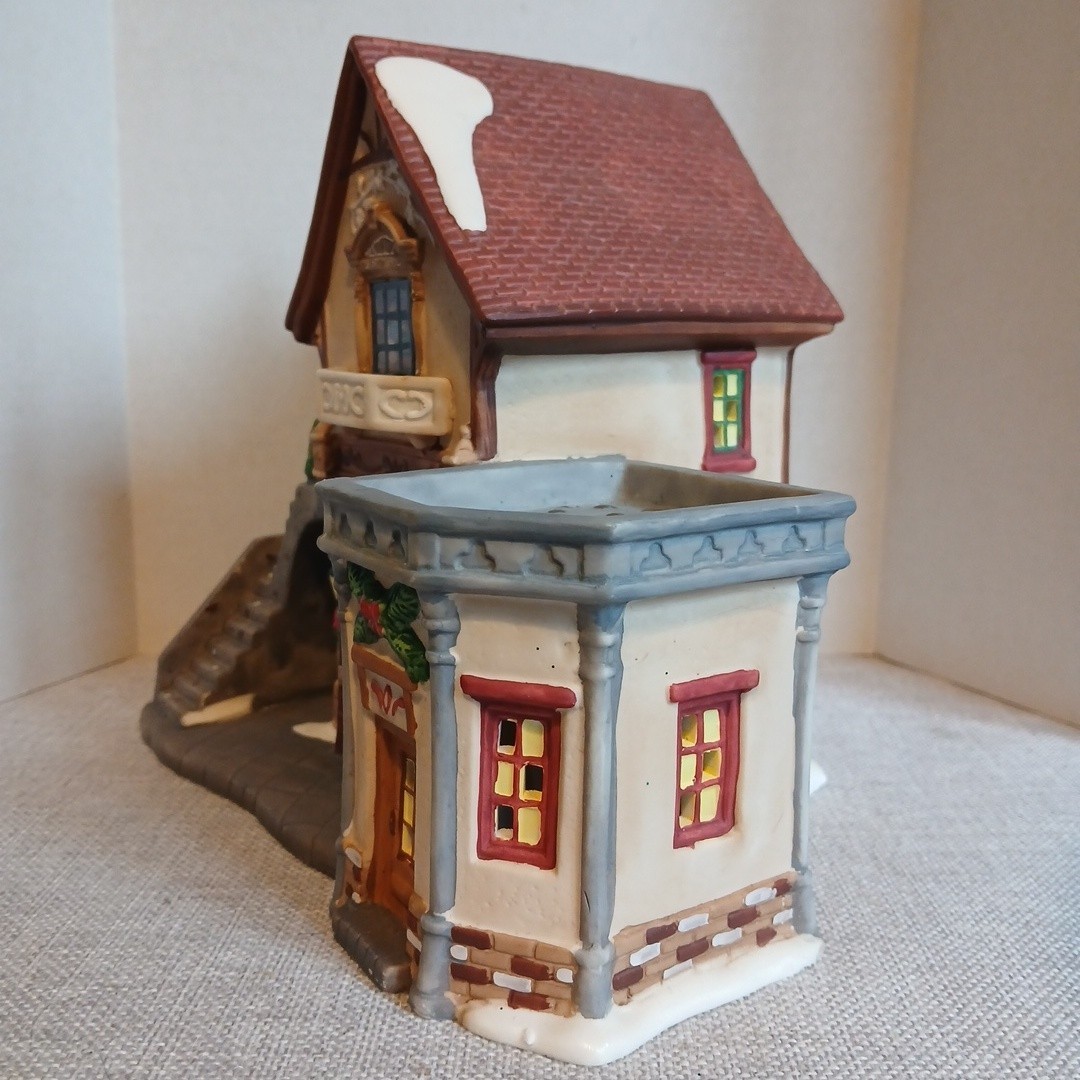 Vintage Holiday Time Village Collectibles P7155 Christmas Decor people in Window