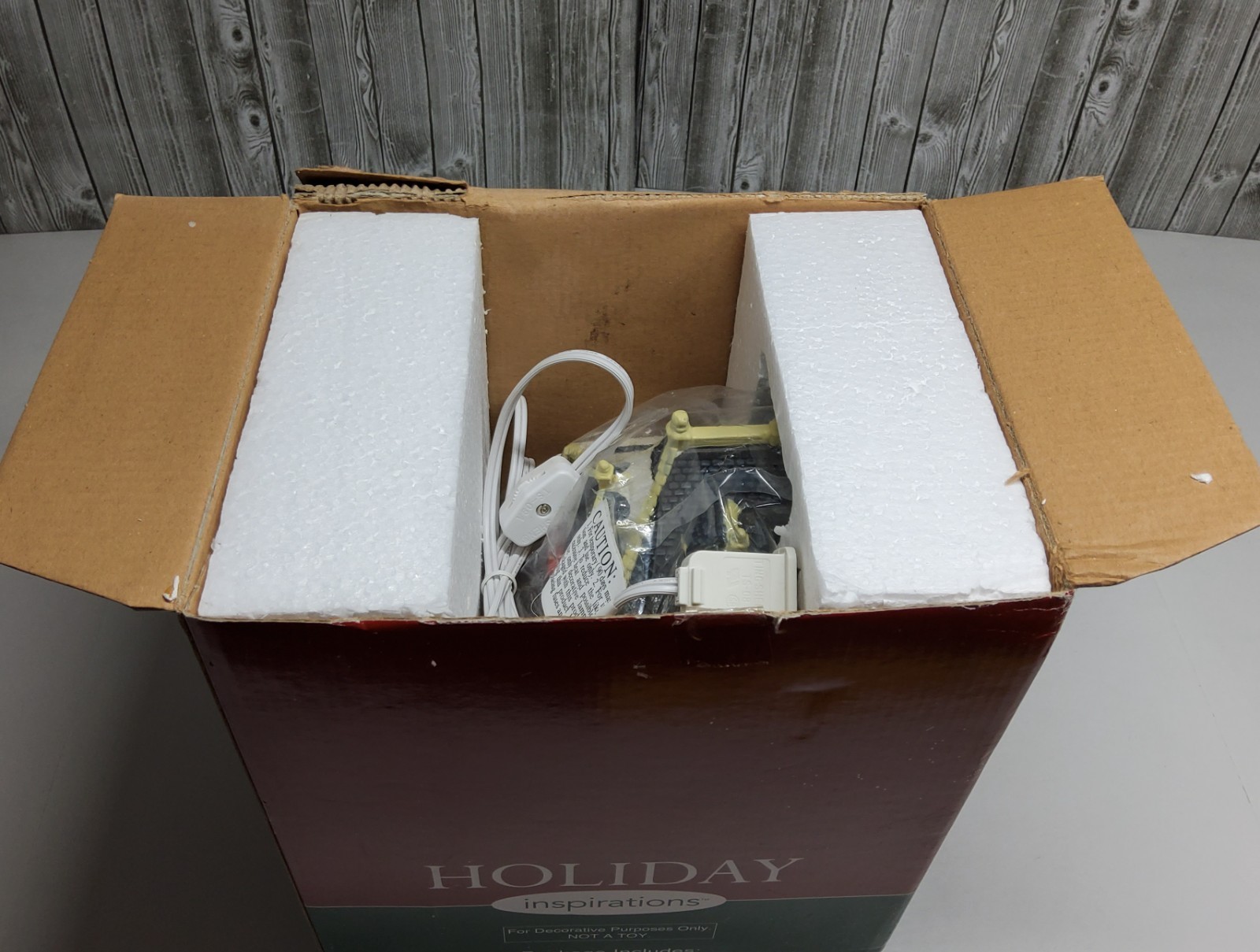 HOLIDAY INSPIRATIONS LIGHTUP ” FLOWER SHOP” VILLAGE HOUSE YEAR 2011