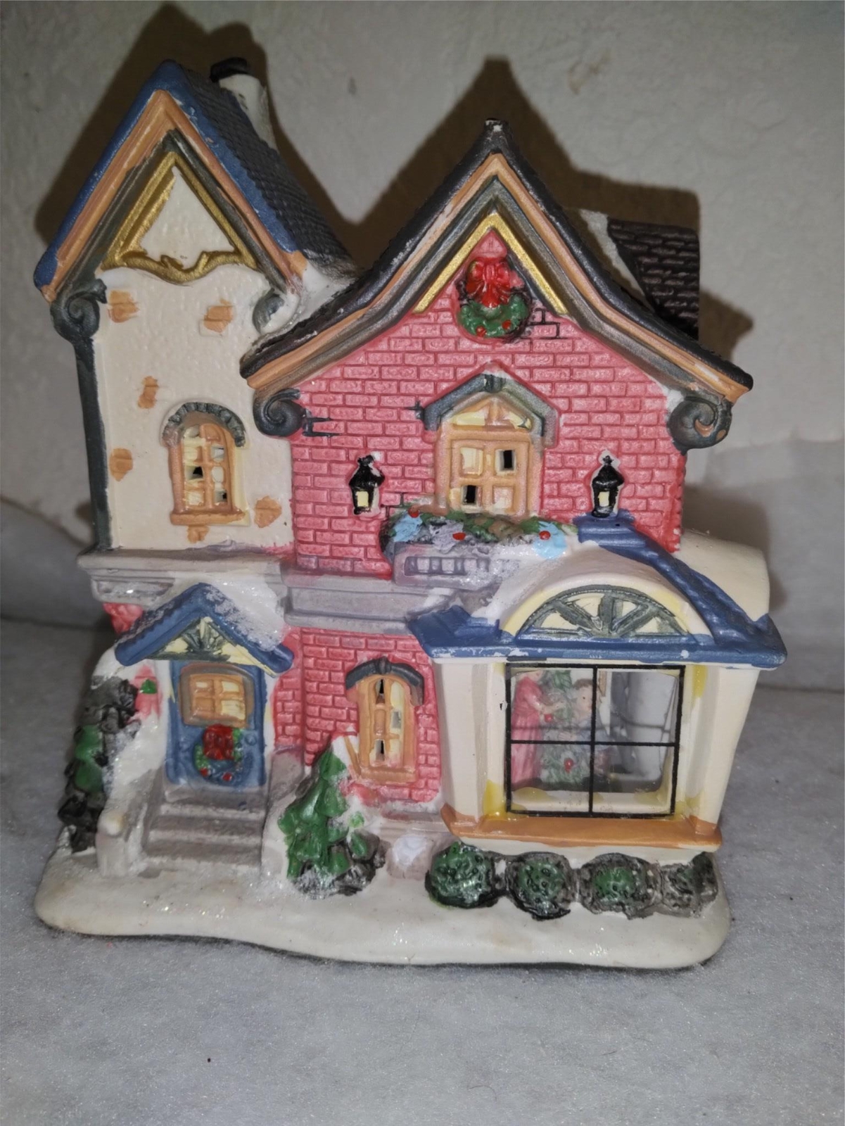 DELUXE DECORATING TREE LIGHTED CHRISTMAS VILLAGE HOUSE – SCENE ON INSIDE – XMAS