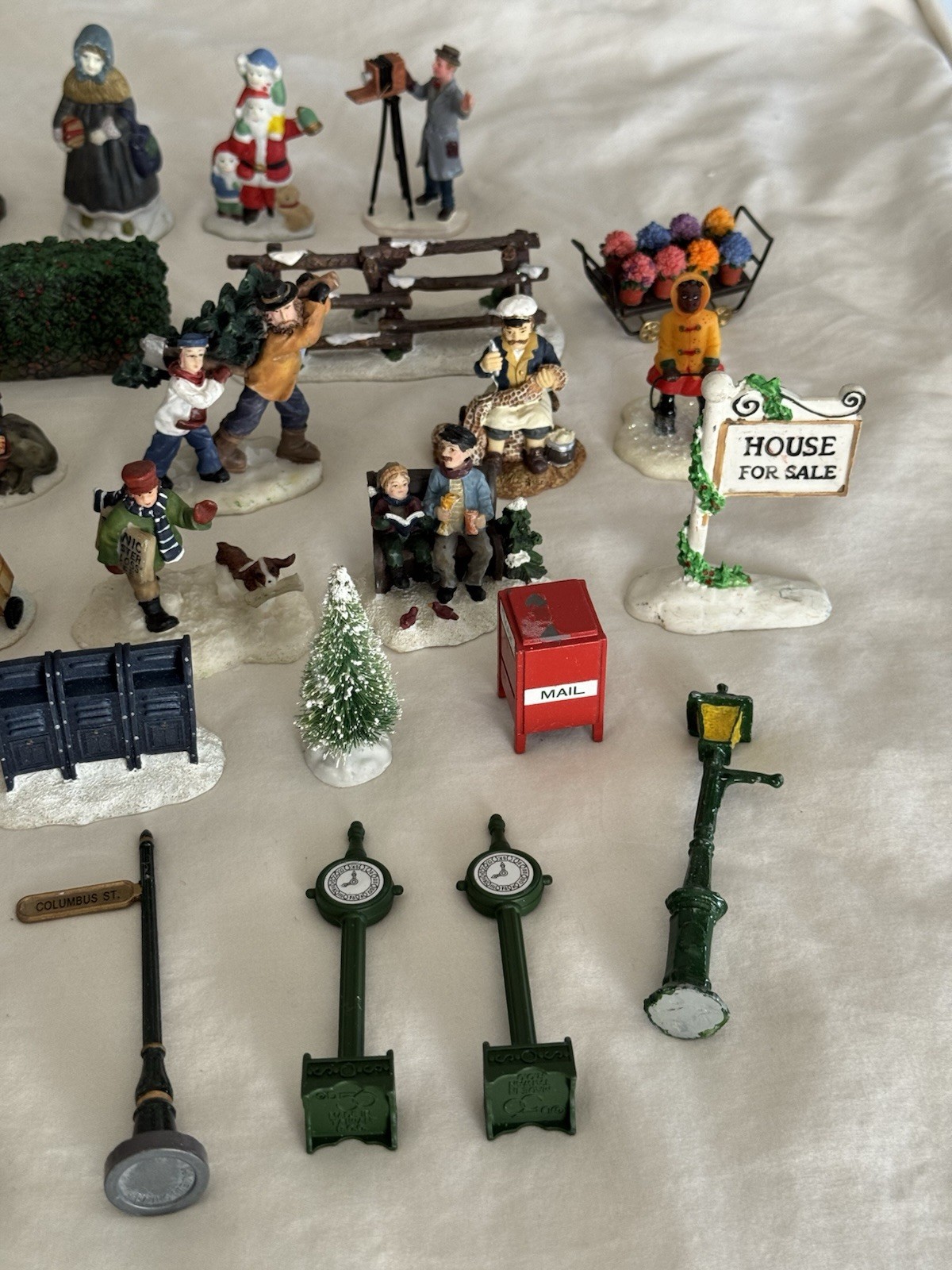 Lot Of Village Figurines O Well, Lemax, Dept. 56 Etc READ* 35 Pieces & Accessori