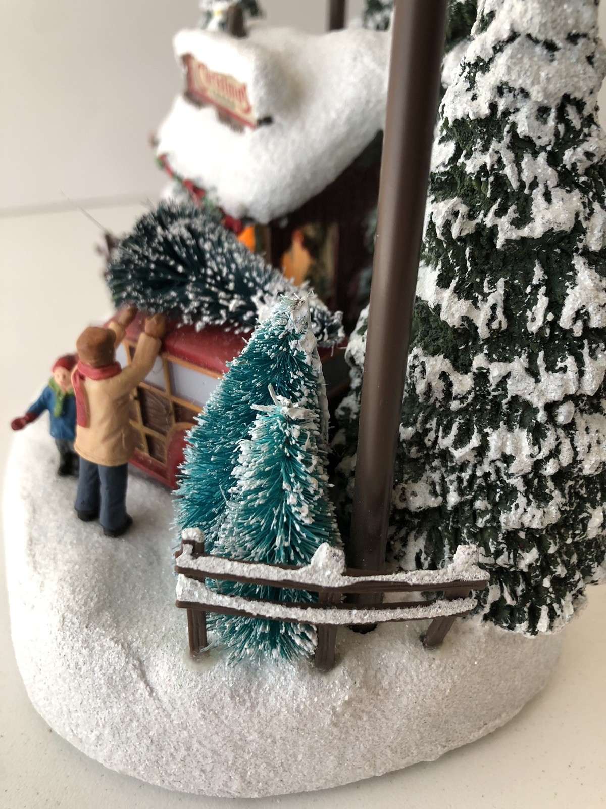 Thomas Kinkade Teleflora Illuminated Christmas Village Family Tree Resin Display