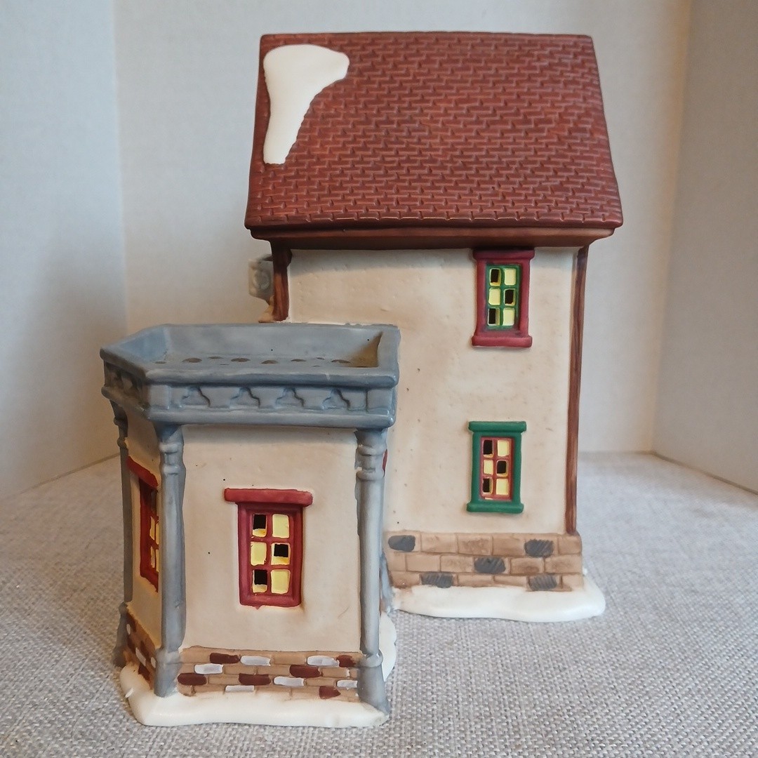 Vintage Holiday Time Village Collectibles P7155 Christmas Decor people in Window