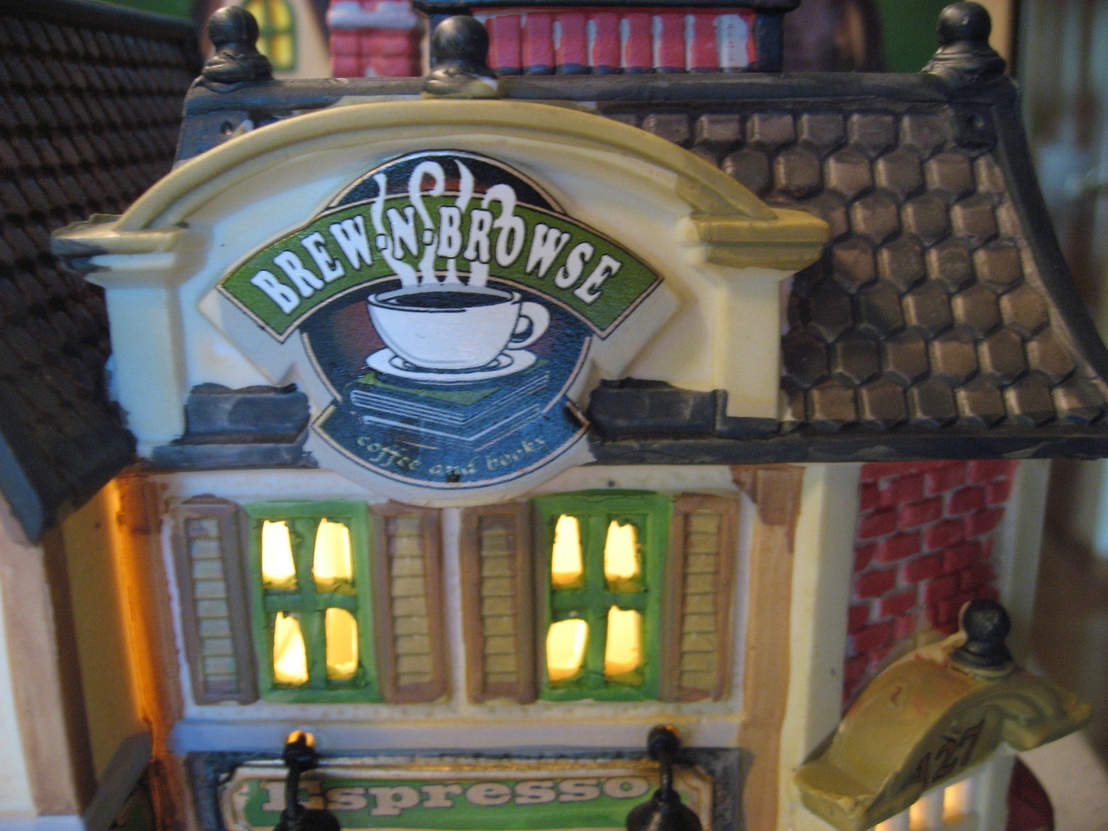 Lemax Caddington Village 2011 Brew-N-Browse Lighted Ceramic Building 15245