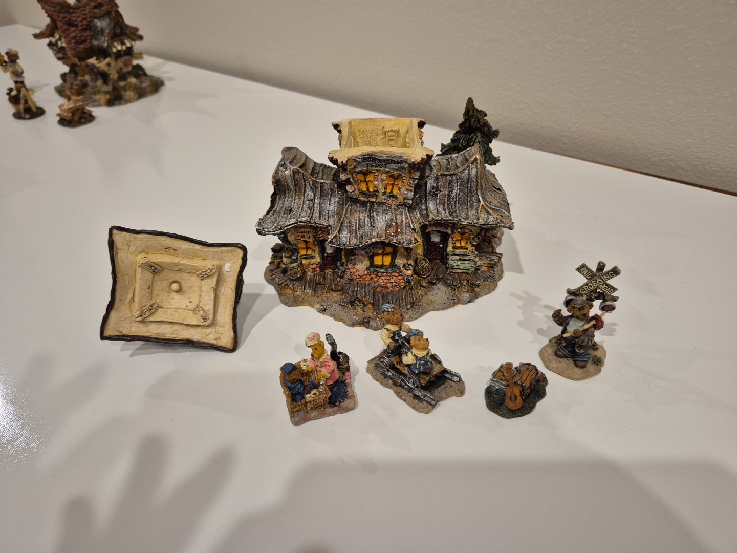 Lot 8 Boyds Town Bearly Built Villages & 31 Mini Figuries