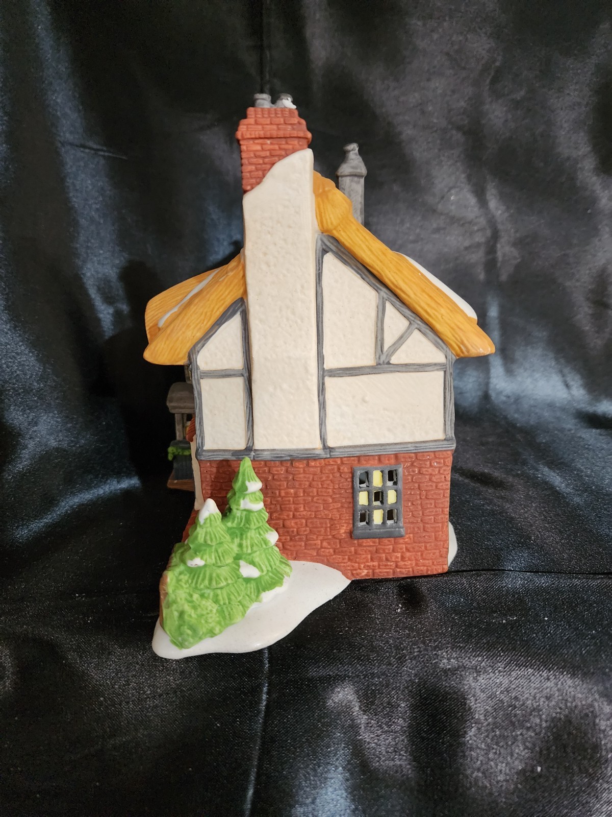 Dept 56 “David Copperfield Betsy Trotwood’s Cottage” #5550-6 READ